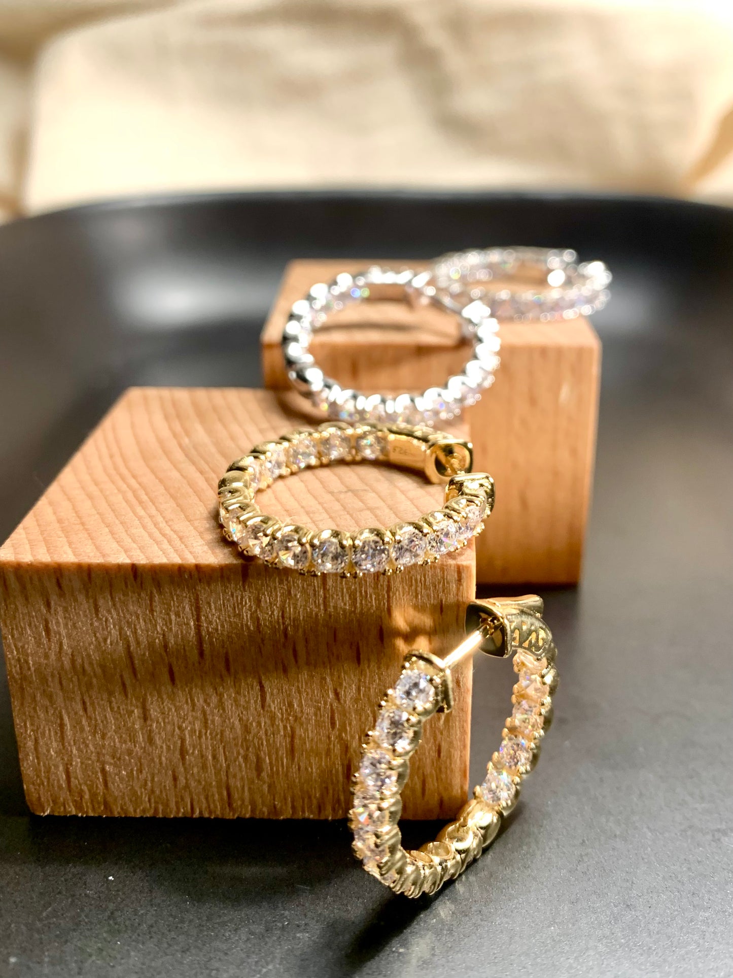 Arete Huggie Circular Zircones