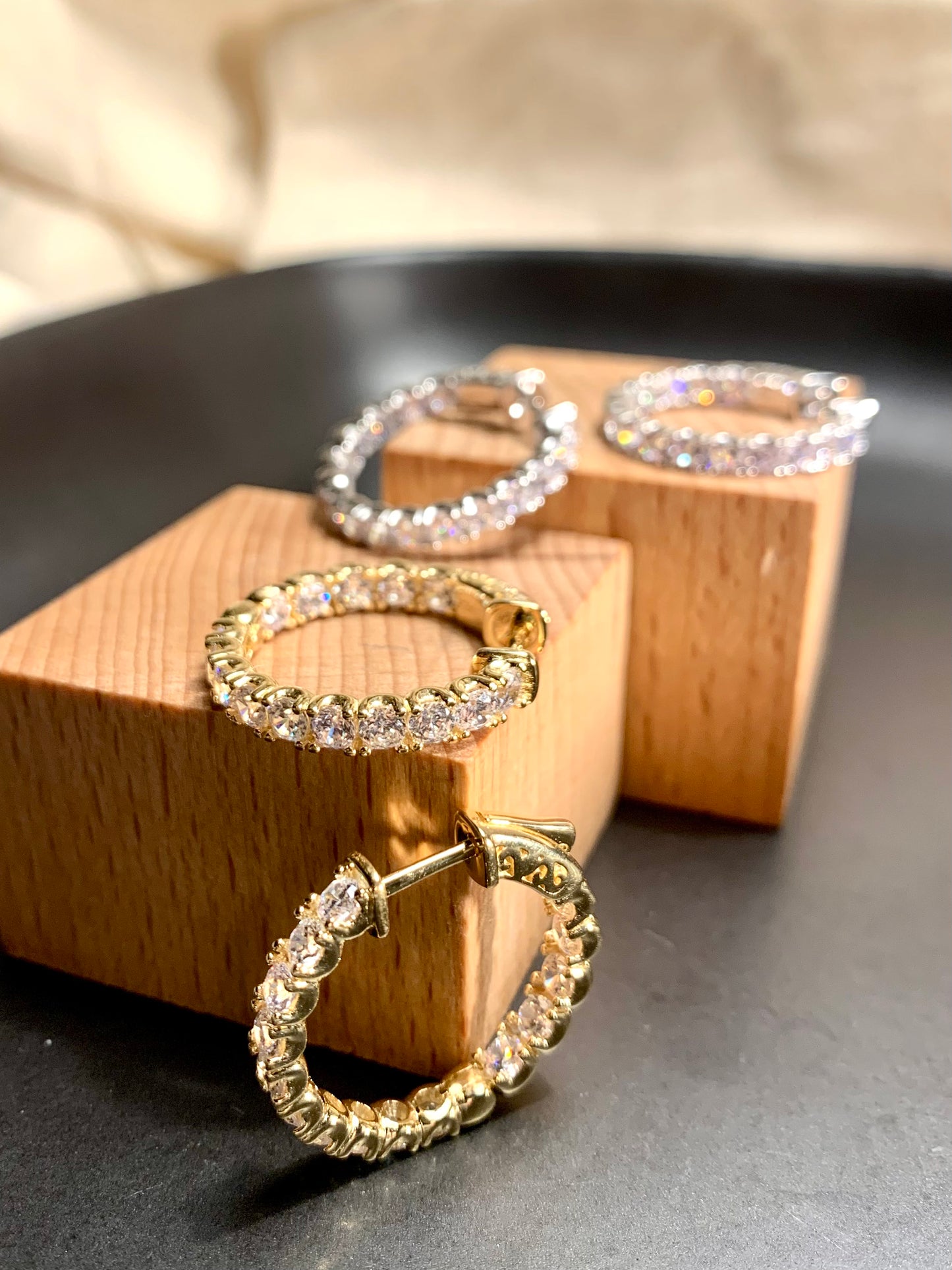 Arete Huggie Circular Zircones