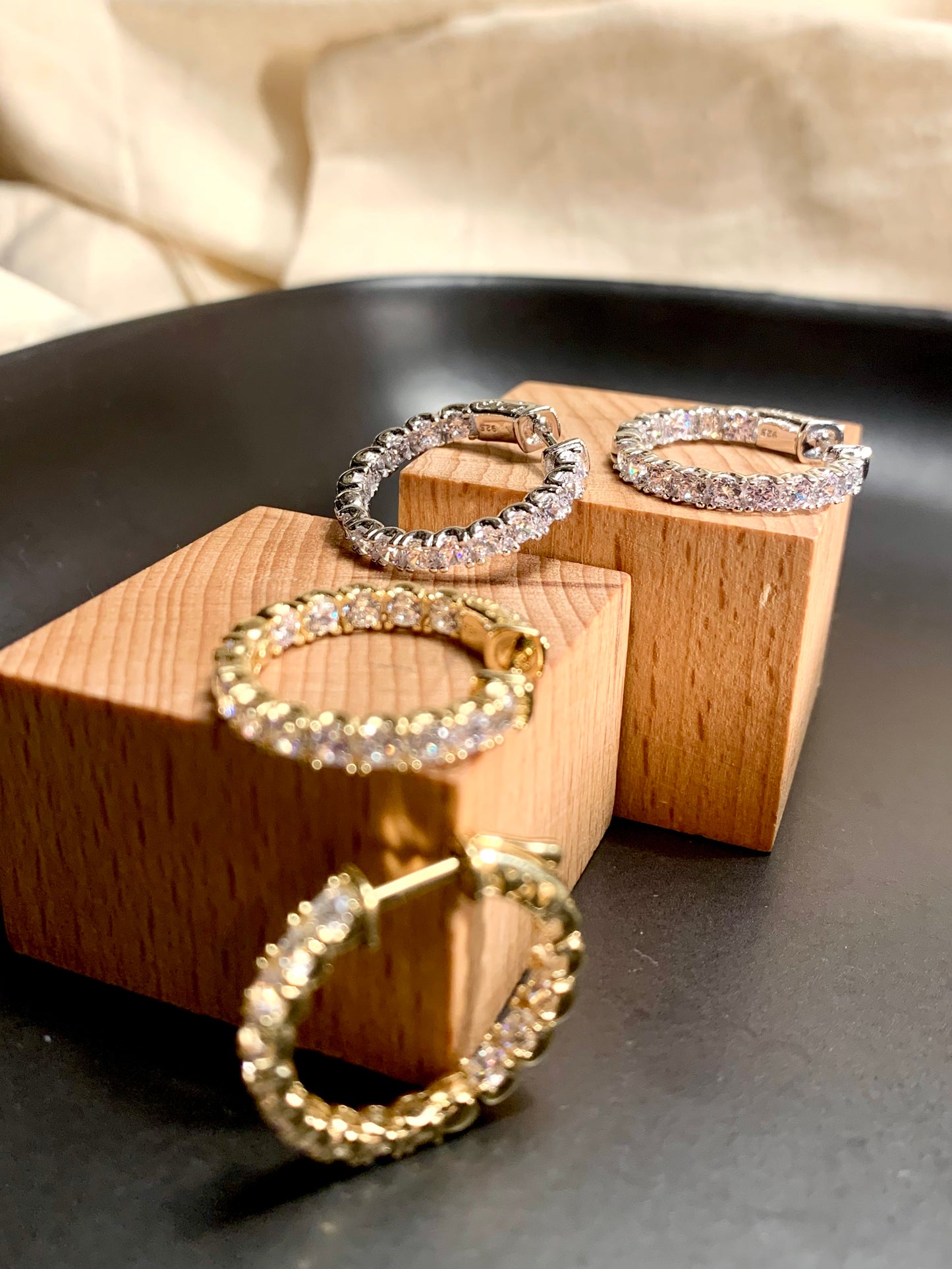Arete Huggie Circular Zircones