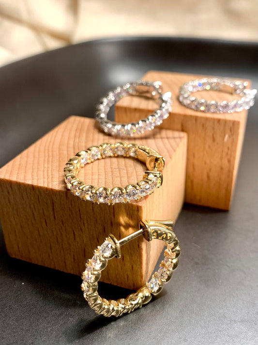 Arete Huggie Circular Zircones