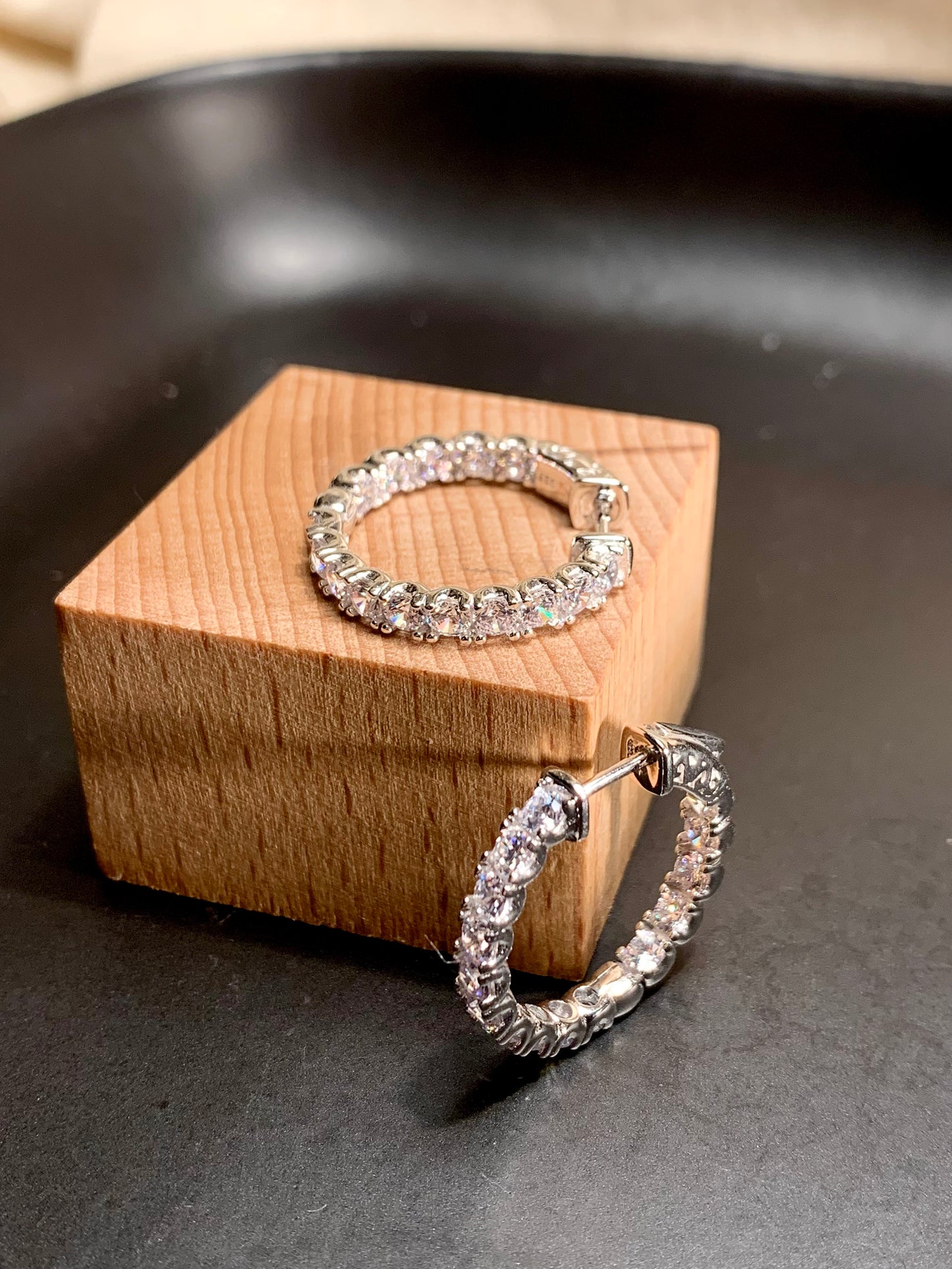 Arete Huggie Circular Zircones