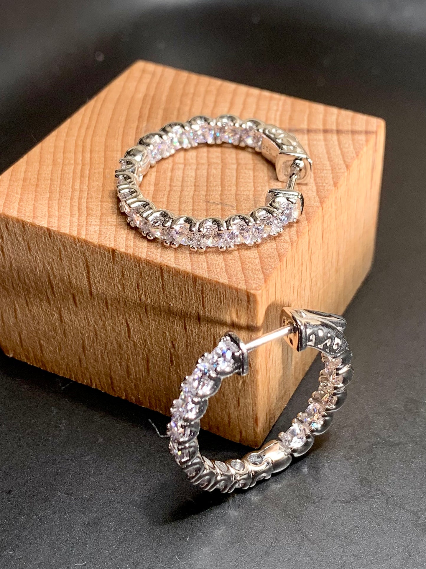 Arete Huggie Circular Zircones