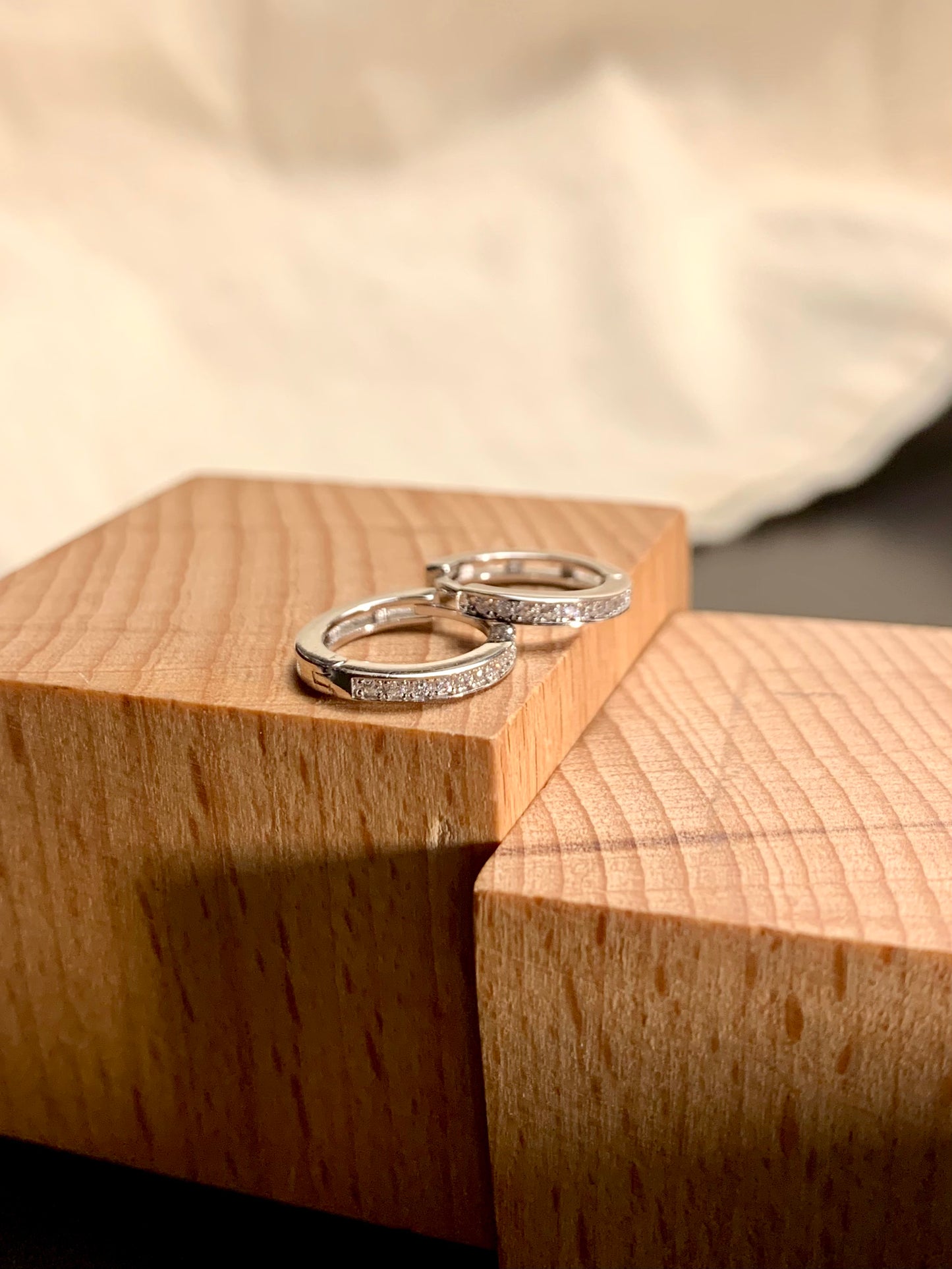 Arete Huggie Circular Zircones