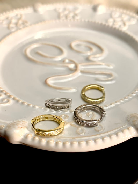 Arete Huggie Circular Zircones