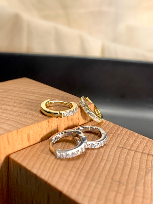 Arete Huggie Circular Zircones