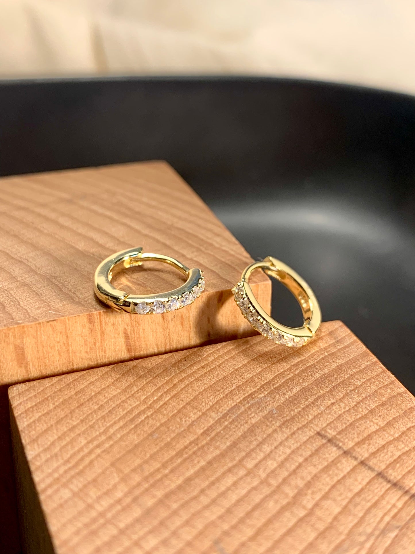 Arete Huggie Circular Zircones