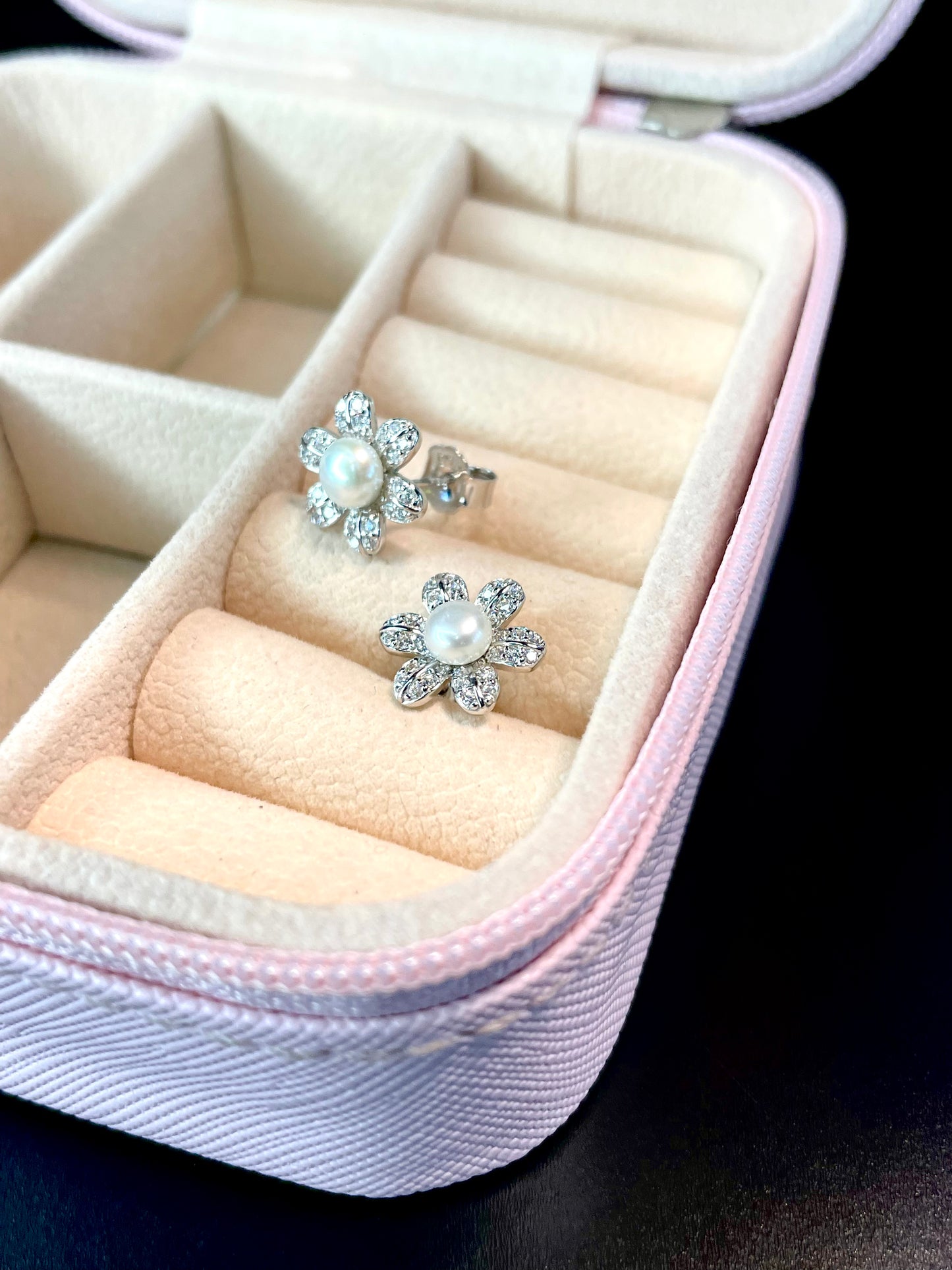 Arete Stud Flor