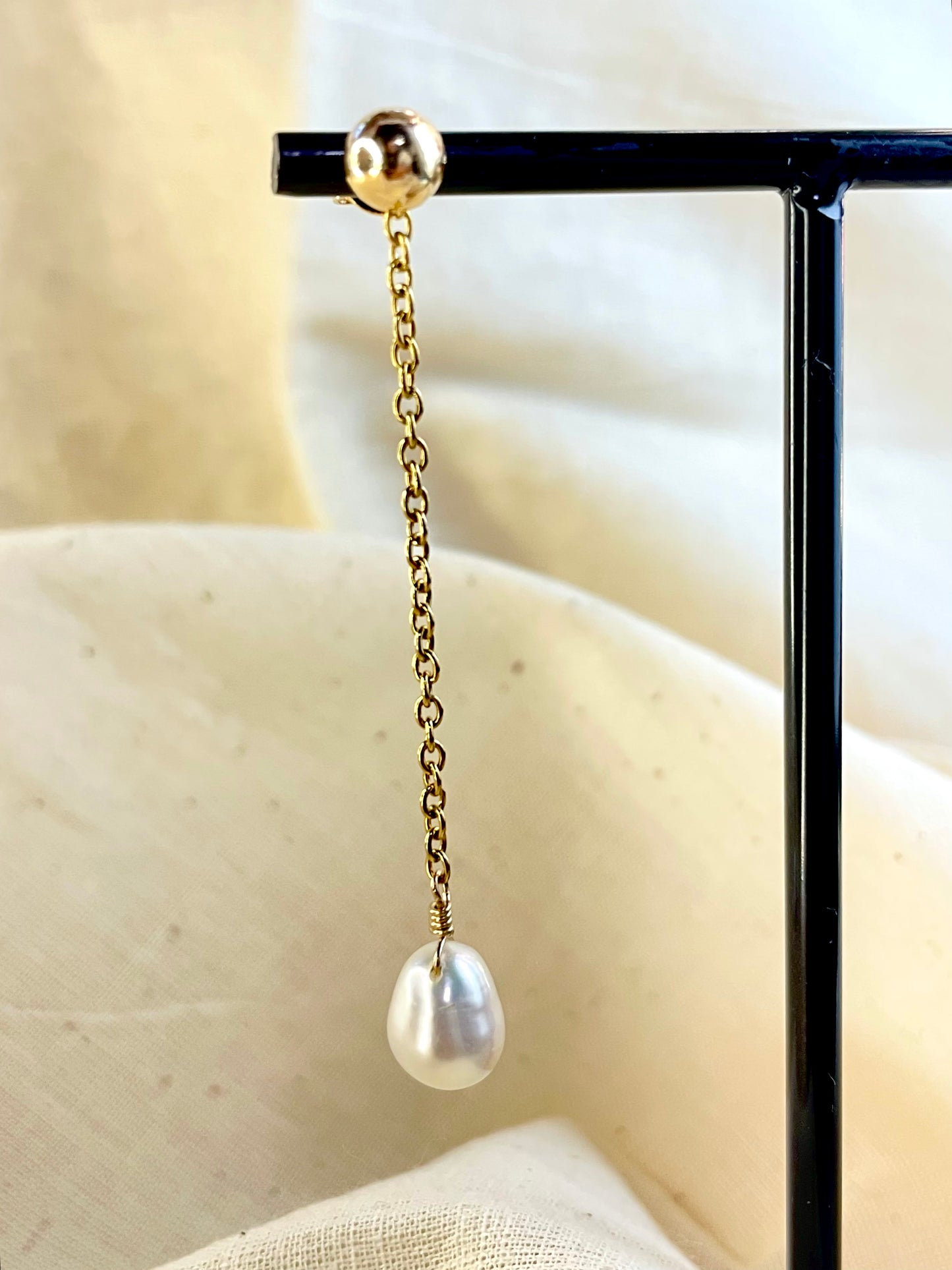 Arete Pin y Mariposa Perla Gota