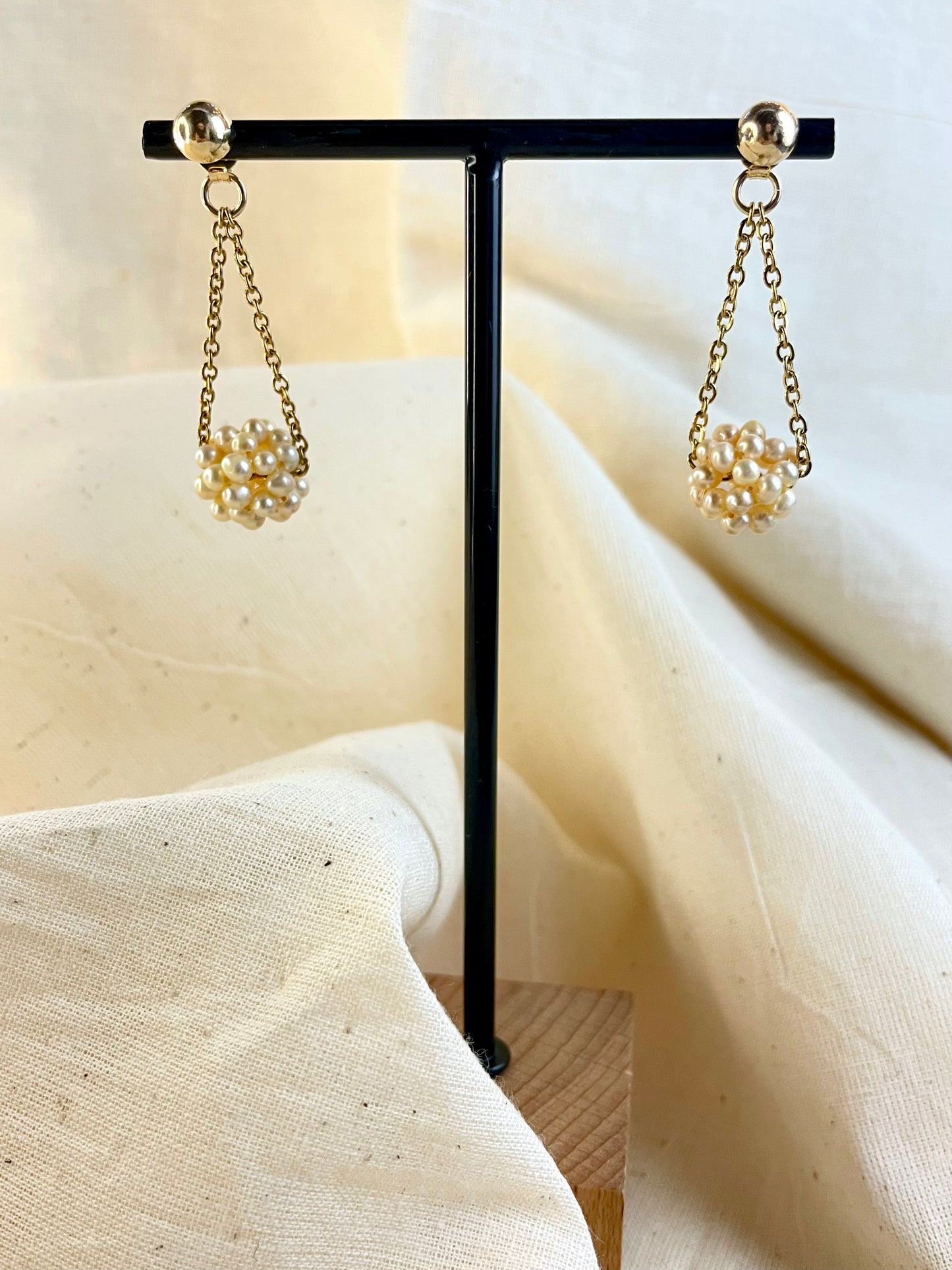 Arete Pin y Mariposa Perla Beige