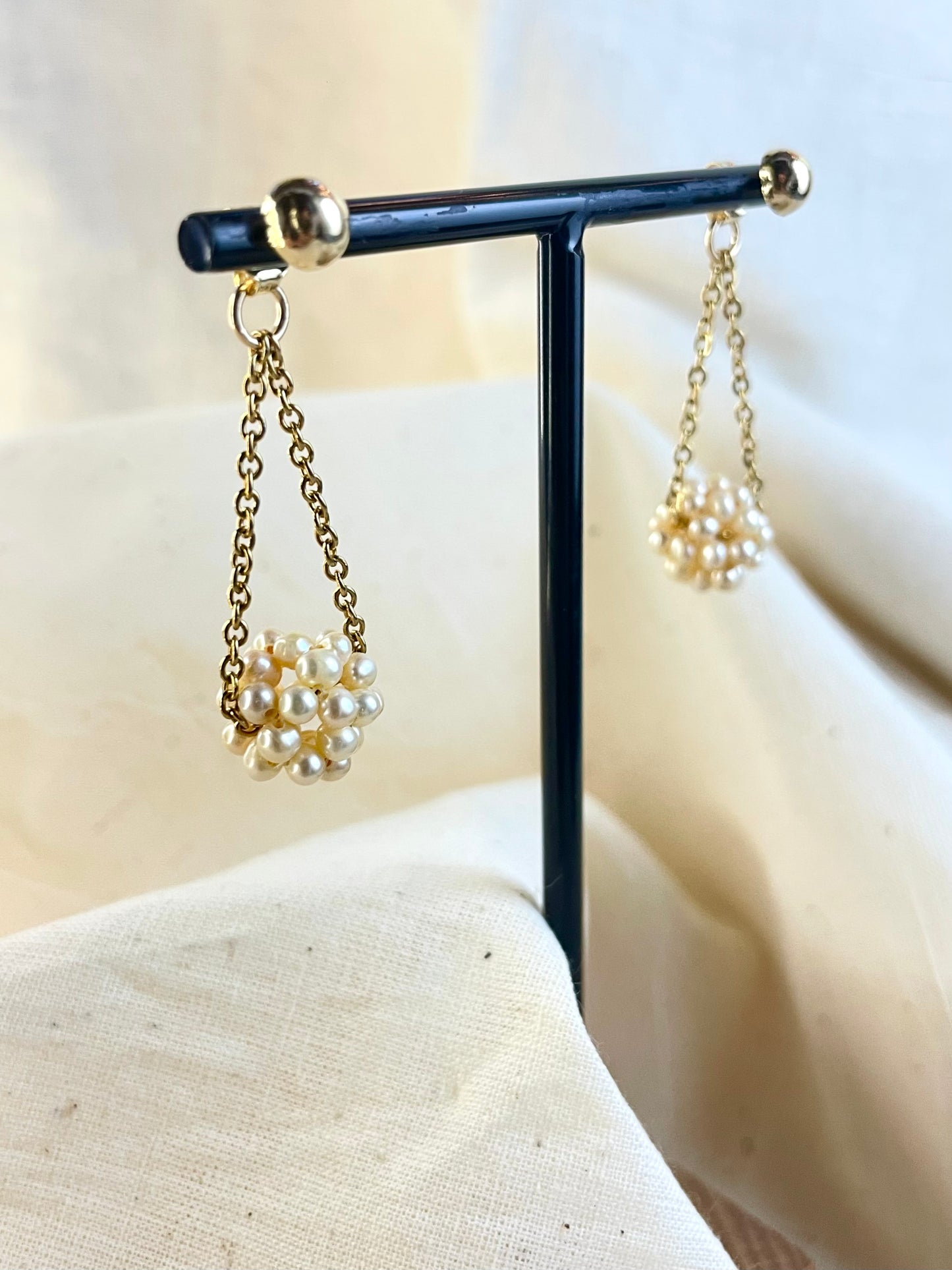 Arete Pin y Mariposa Perla Beige