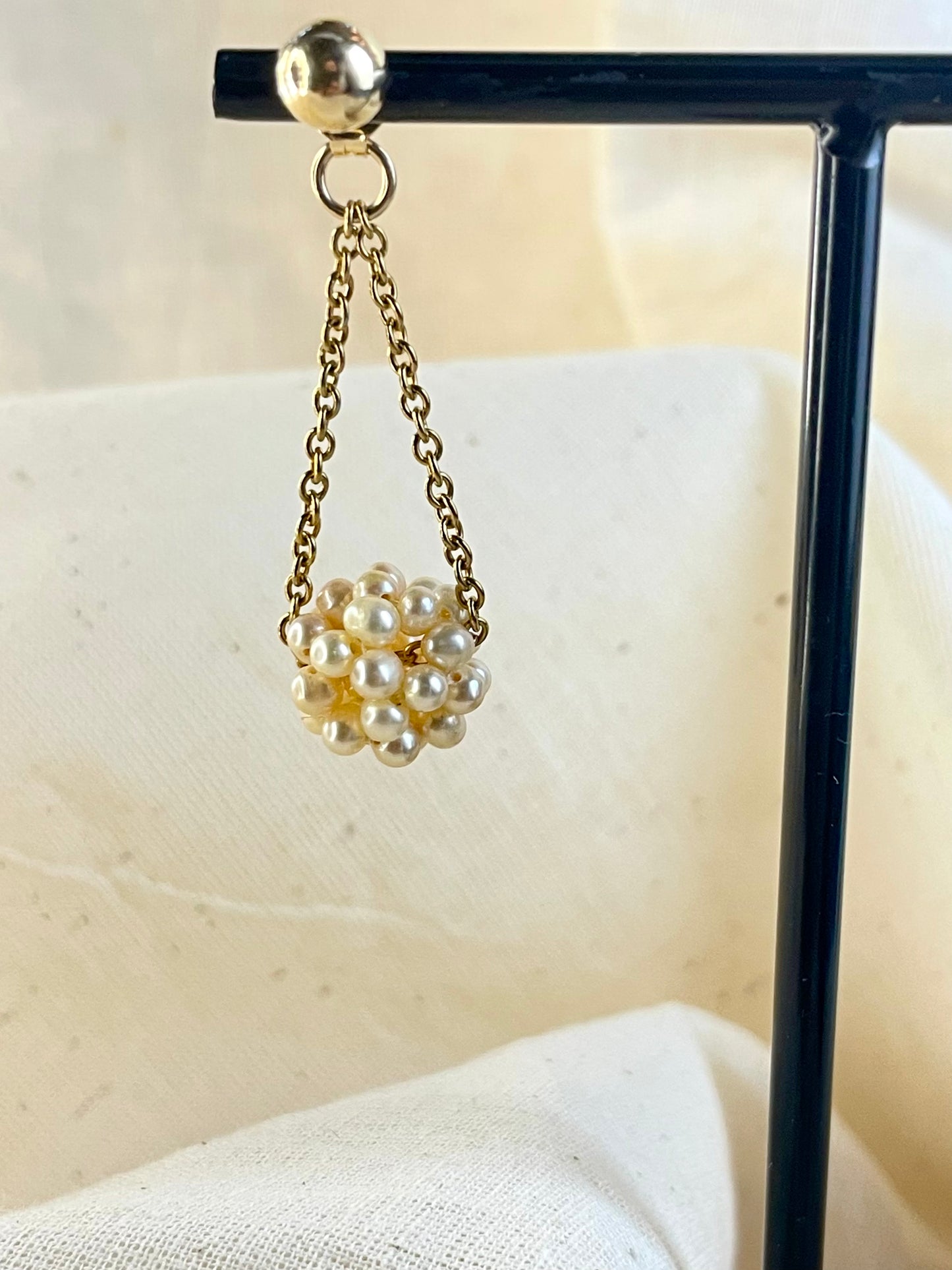 Arete Pin y Mariposa Perla Beige