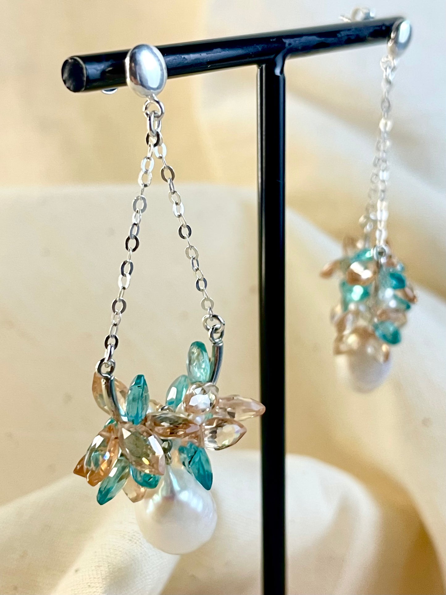 Arete Pin y Mariposa Perla Zircones