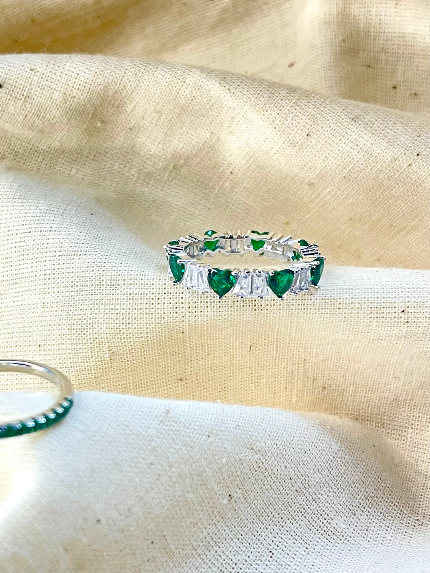 Anillo Zircones Corazones Verdes