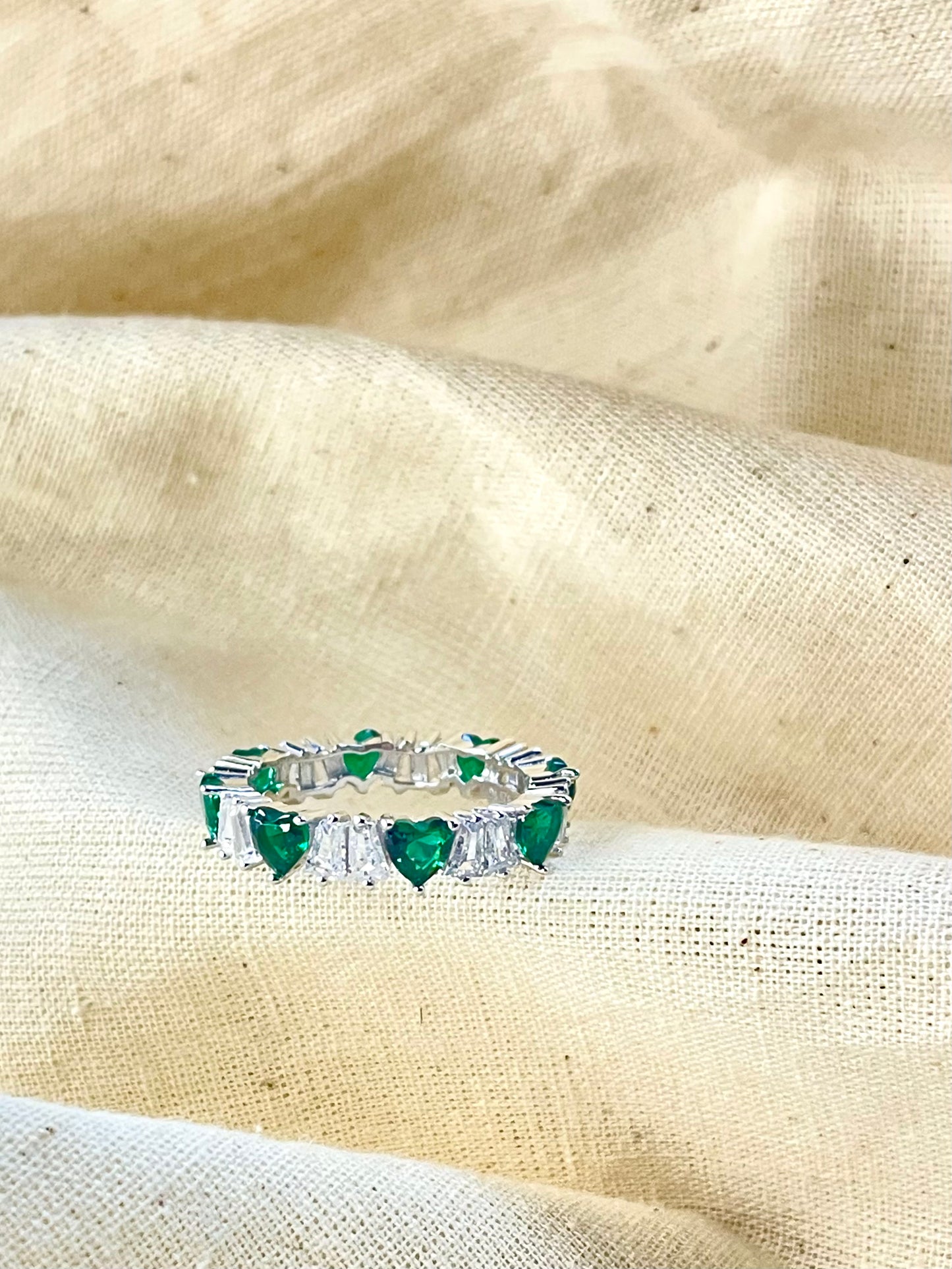 Anillo Zircones Corazones Verdes