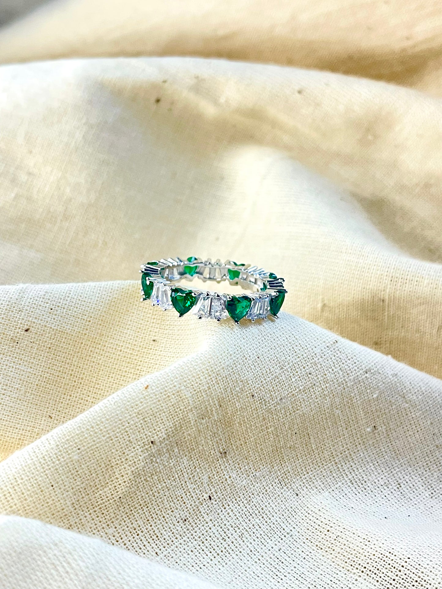 Anillo Zircones Corazones Verdes