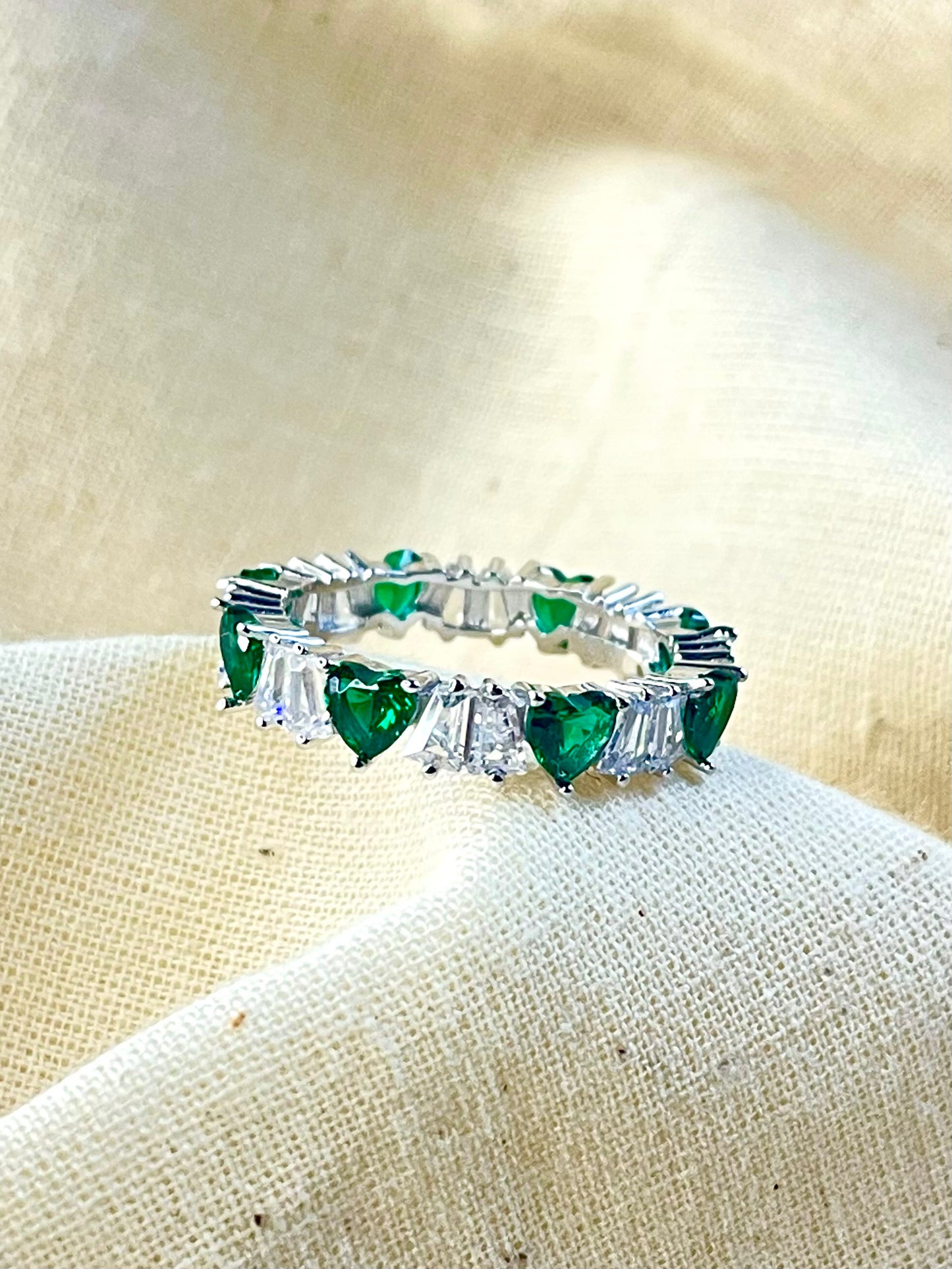 Anillo Zircones Corazones Verdes