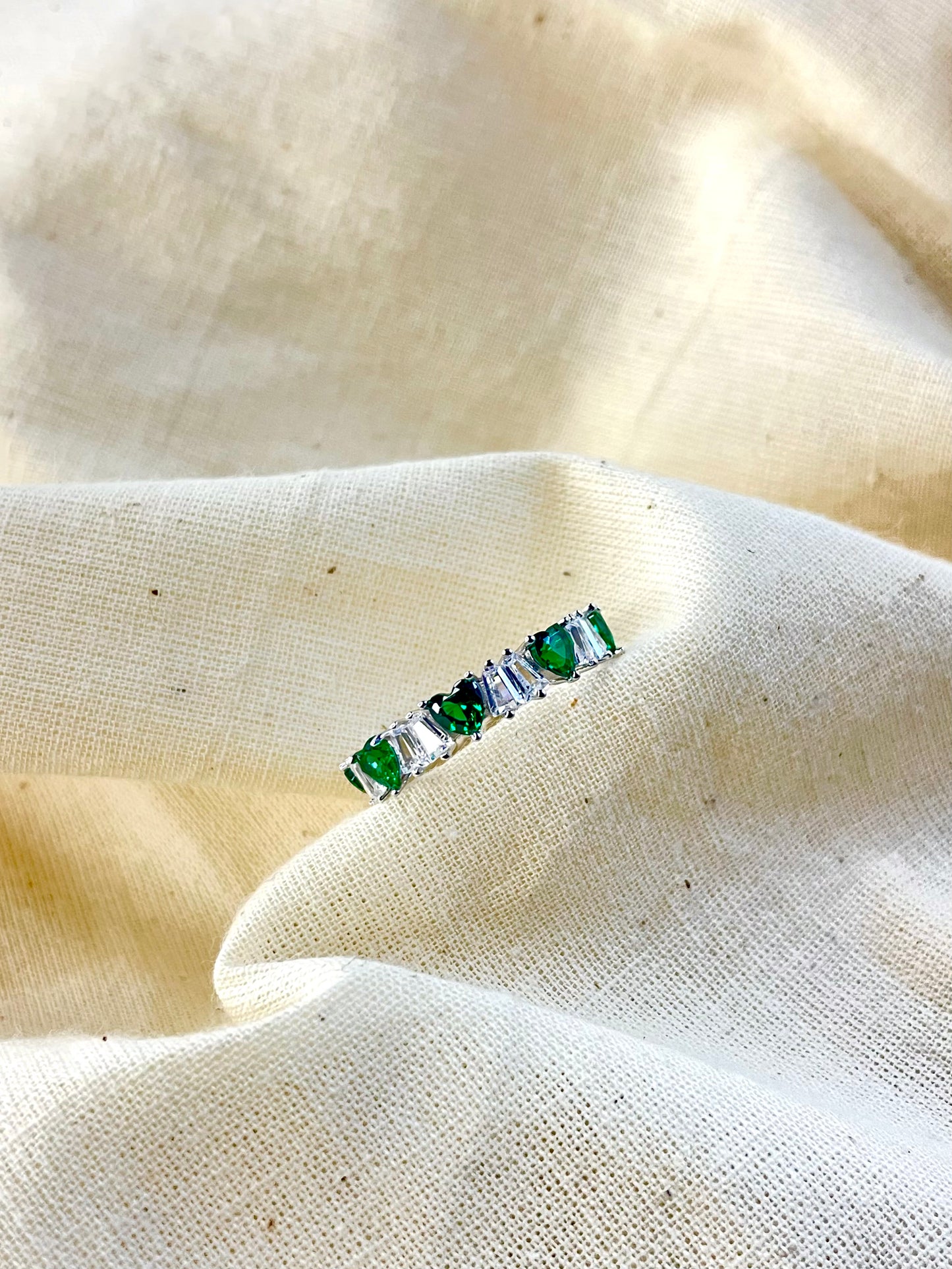 Anillo Zircones Corazones Verdes