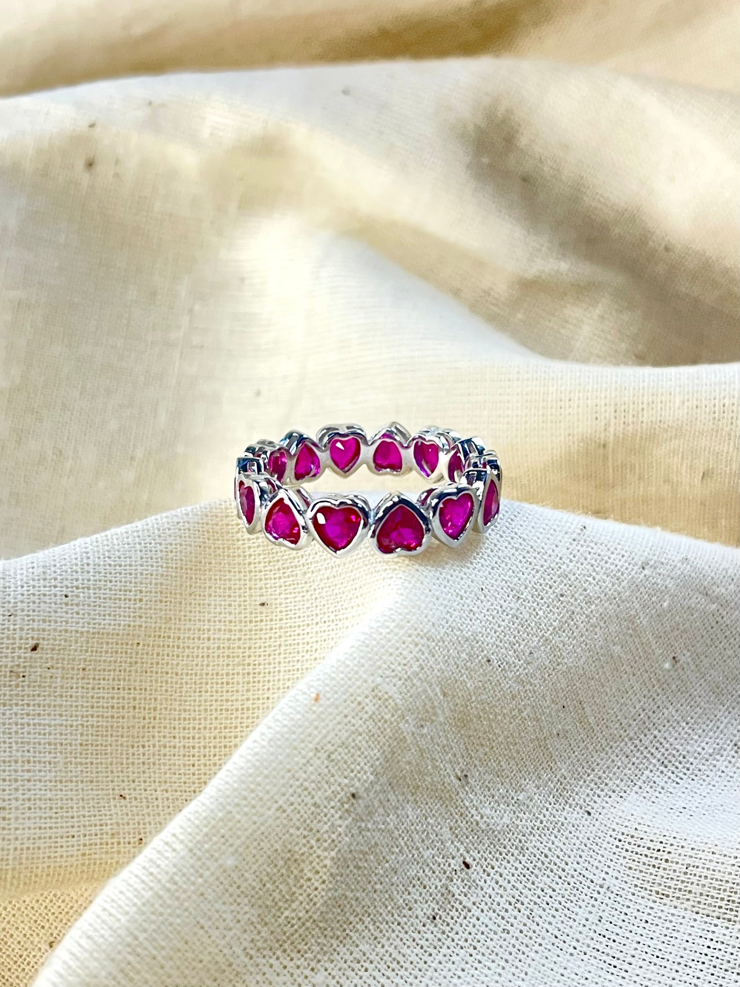 Anillo Zircones Corazones Rojos