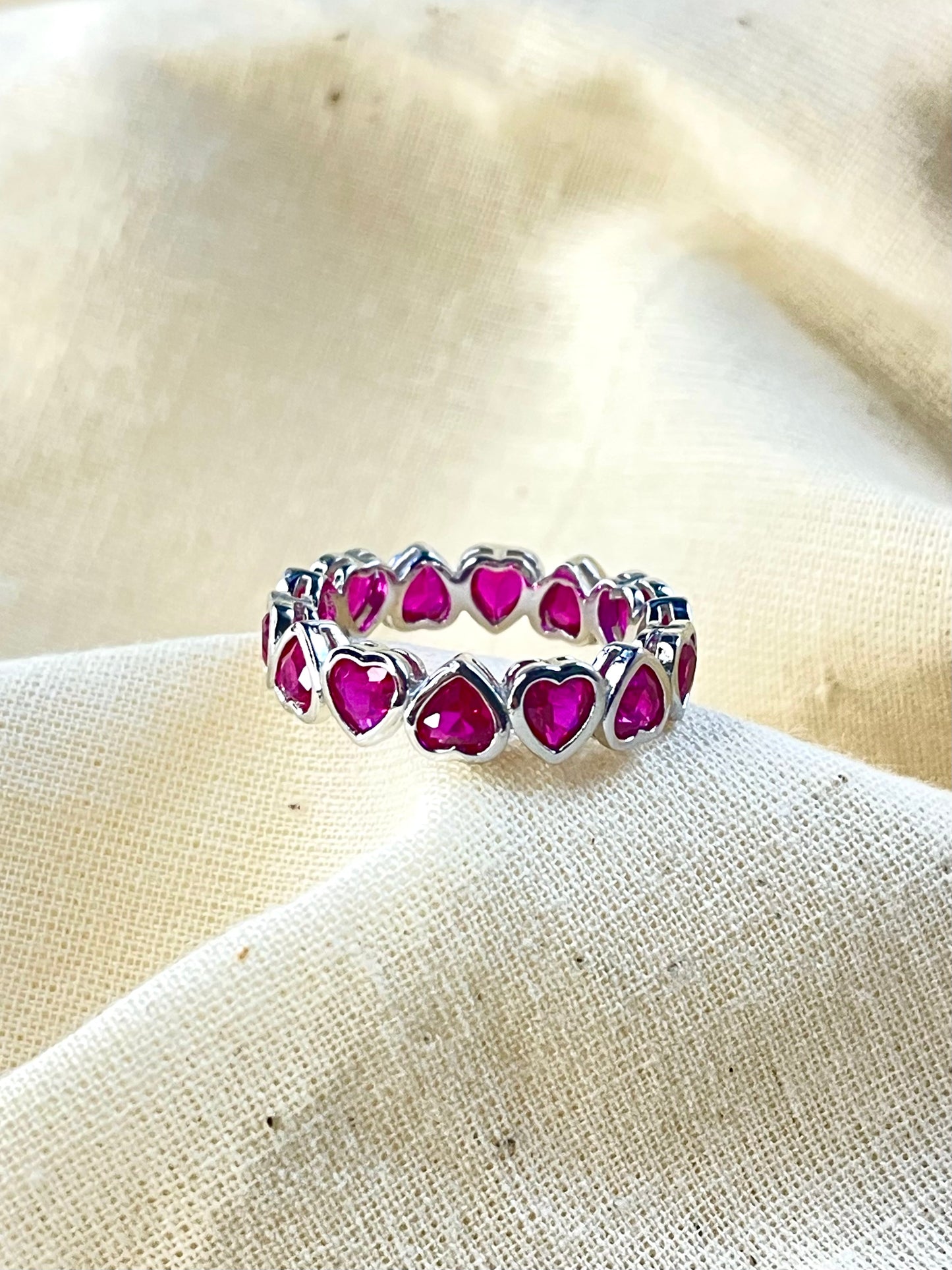 Anillo Zircones Corazones Rojos
