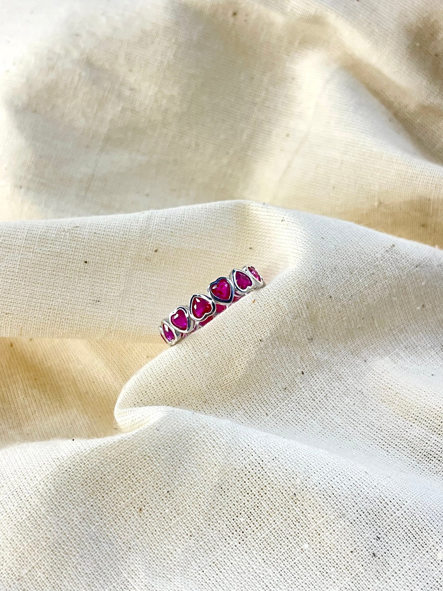 Anillo Zircones Corazones Rojos