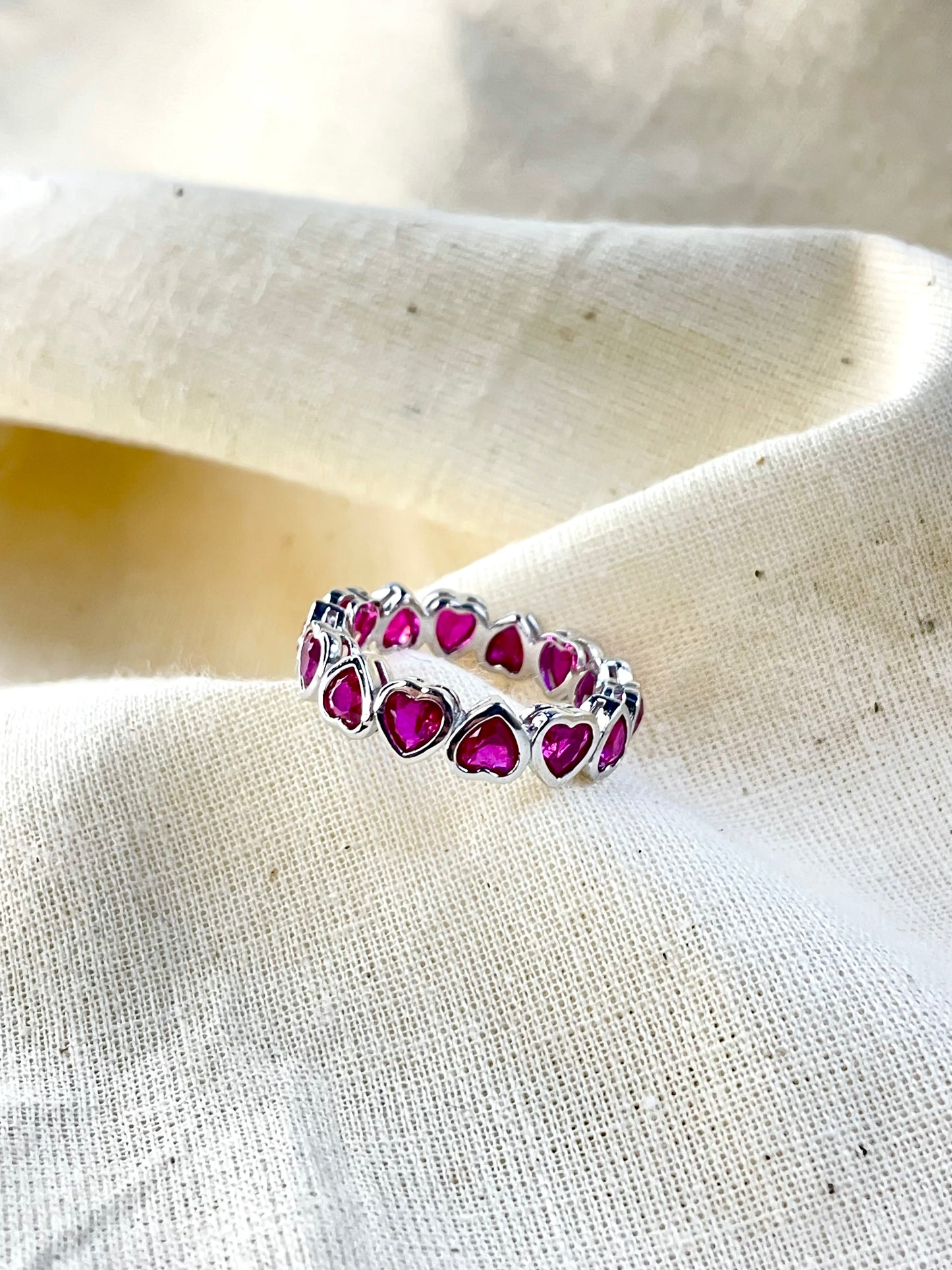 Anillo Zircones Corazones Rojos
