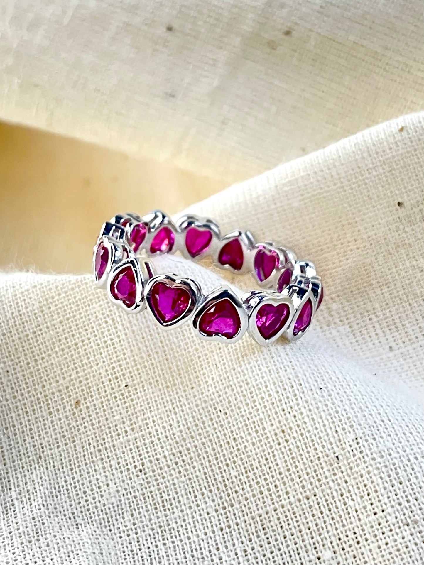 Anillo Zircones Corazones Rojos