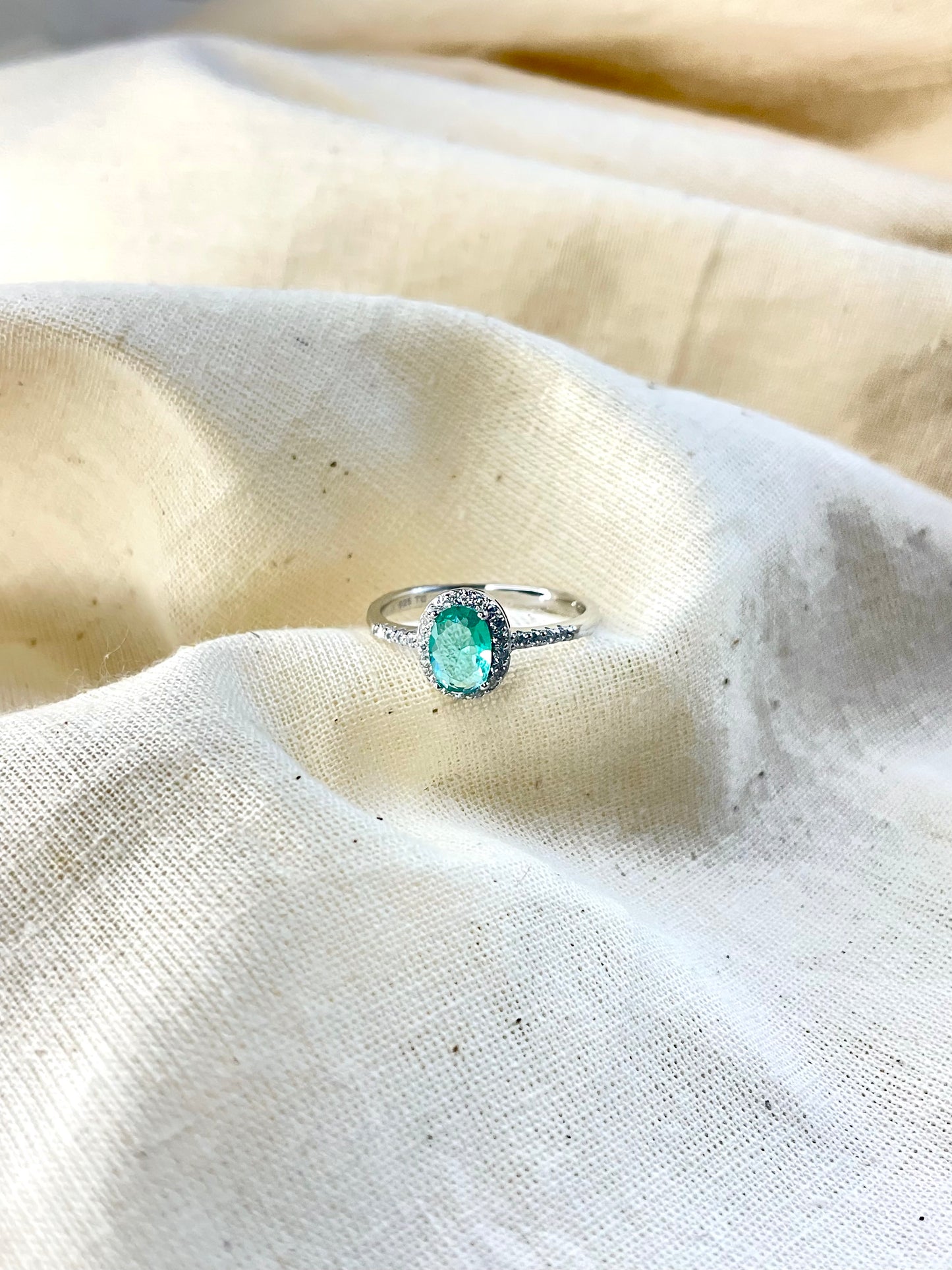 Anillo Zircones Verde Oval