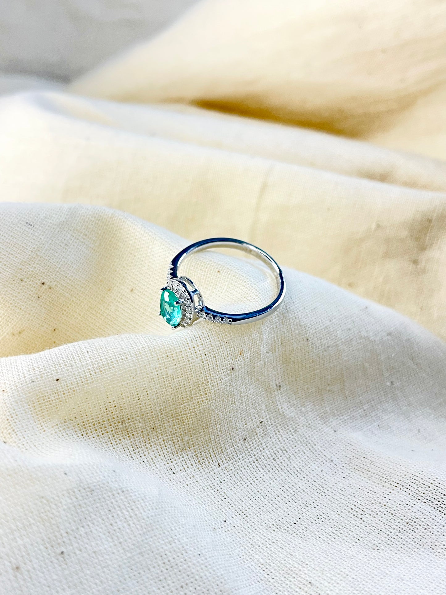 Anillo Zircones Verde Oval