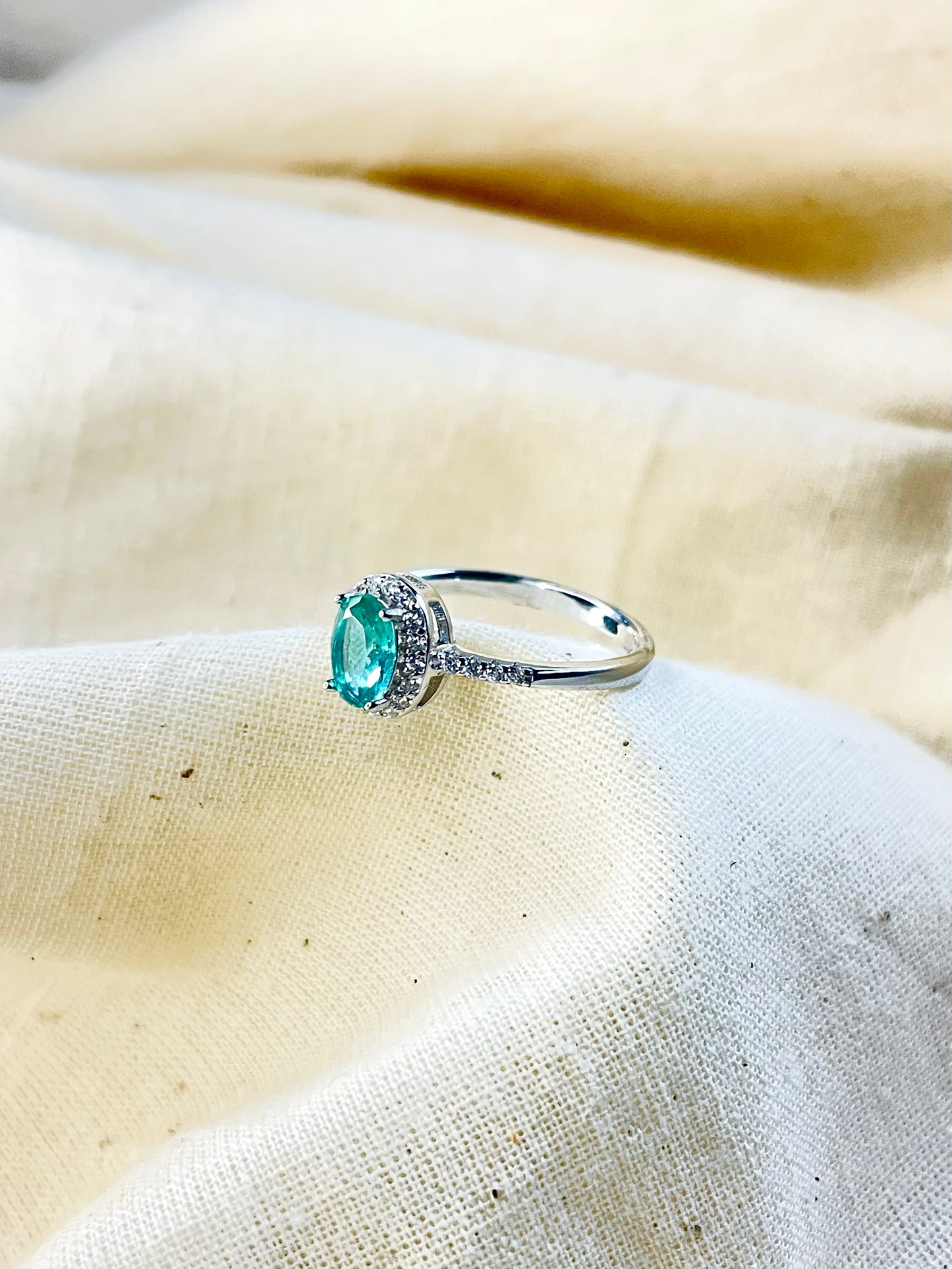 Anillo Zircones Verde Oval
