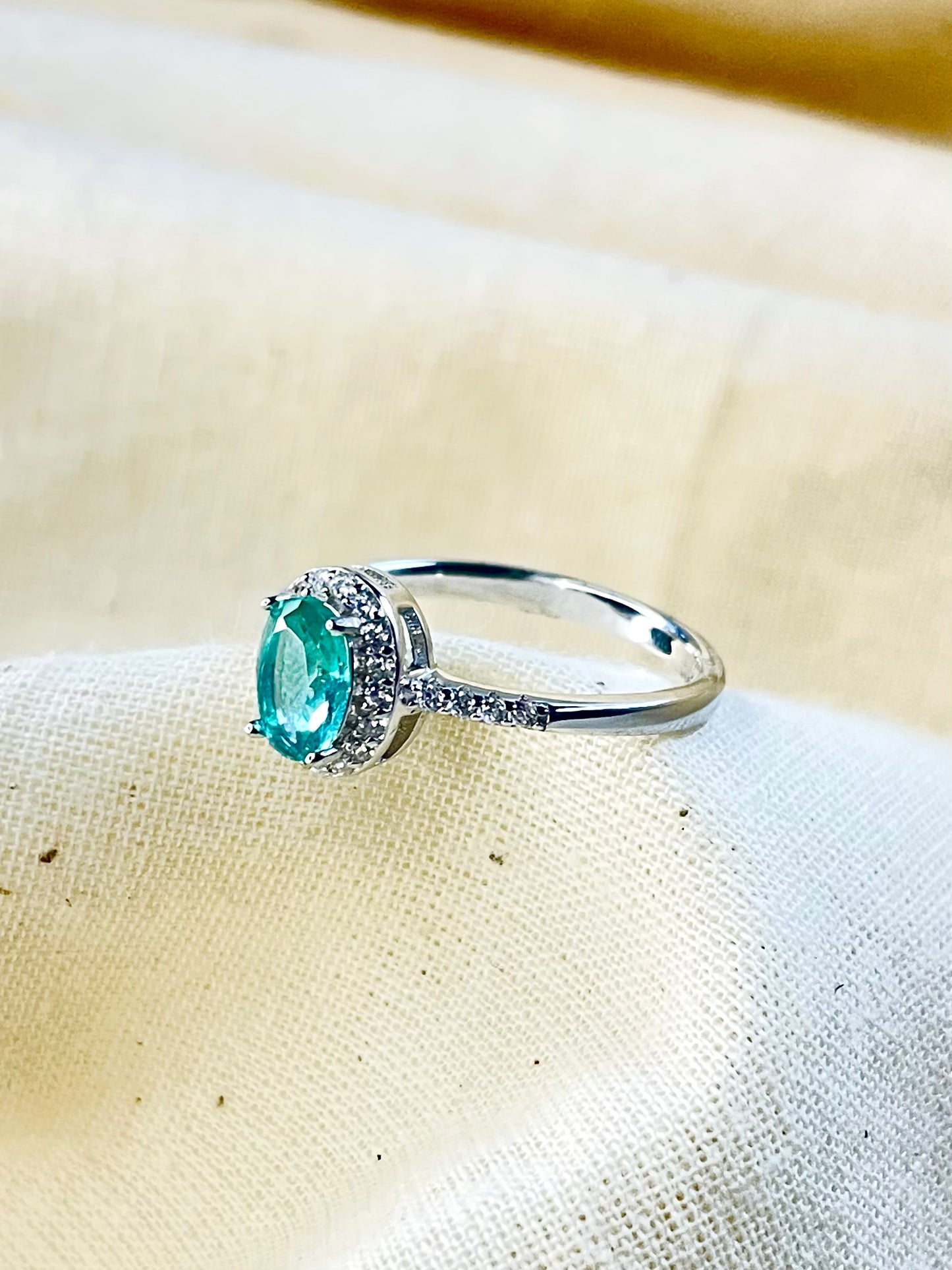 Anillo Zircones Verde Oval