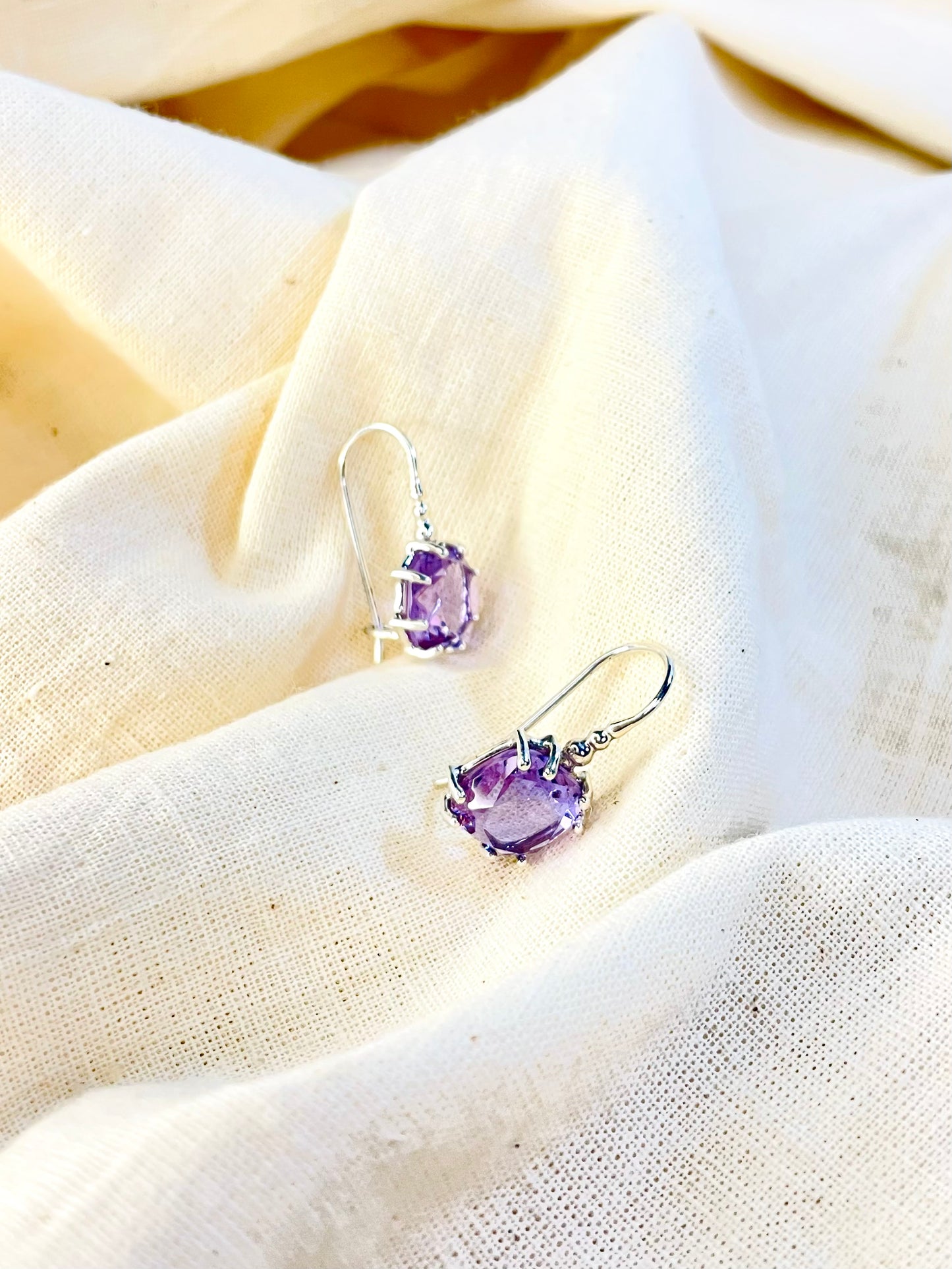 Arete Cierre Seguro Cristal Lila