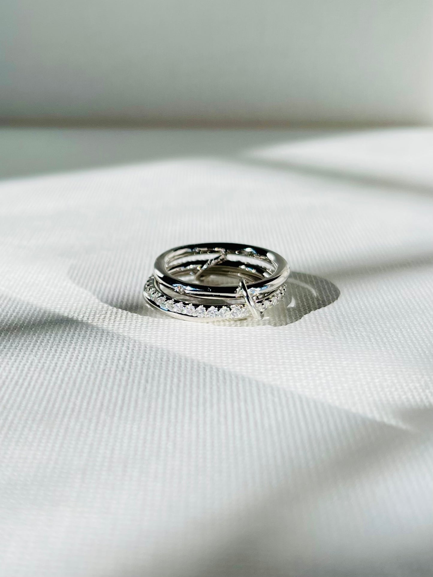 Anillo Plateado Zircones Bandas Unidas