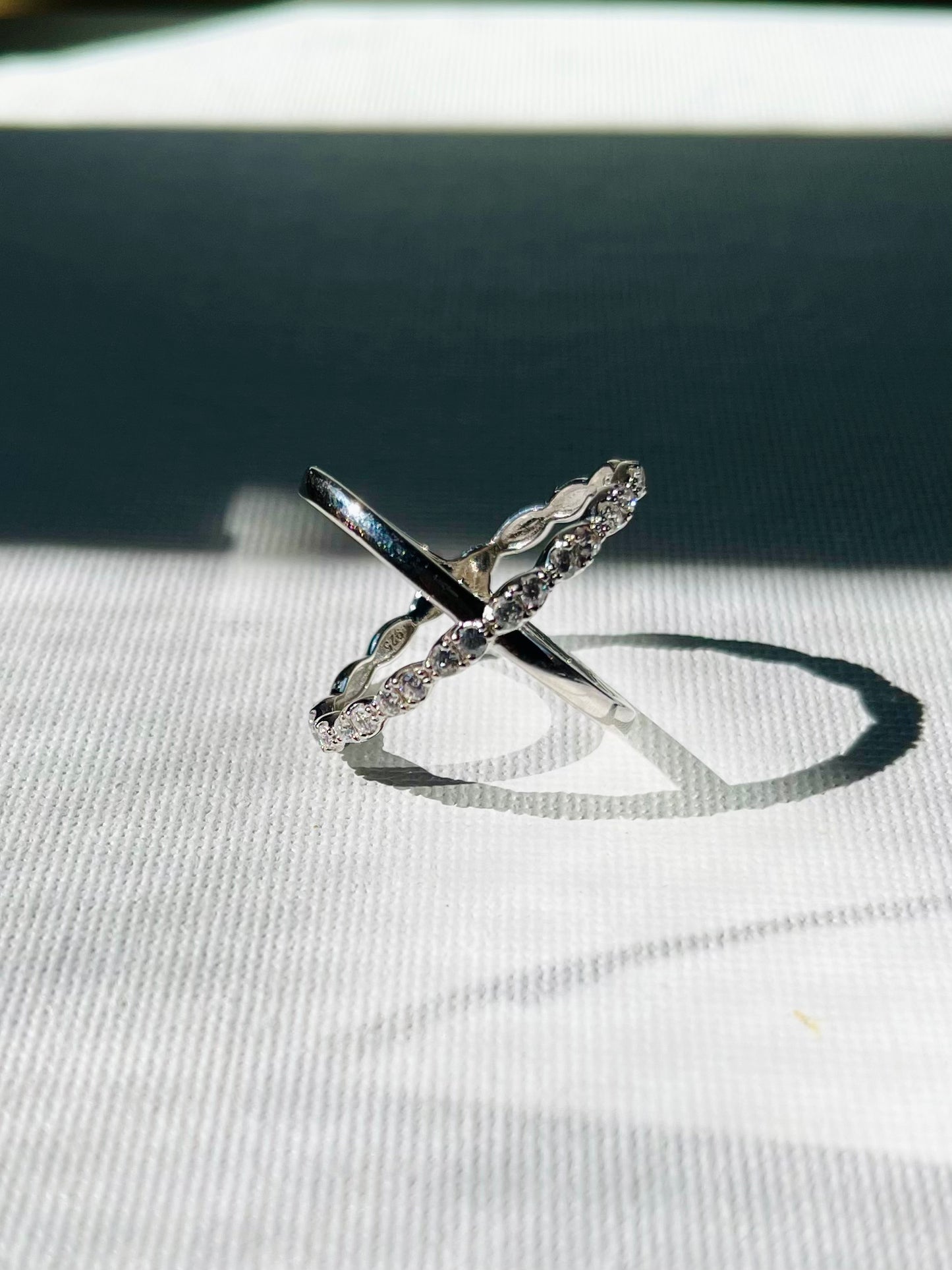 Anillo Zircones En X