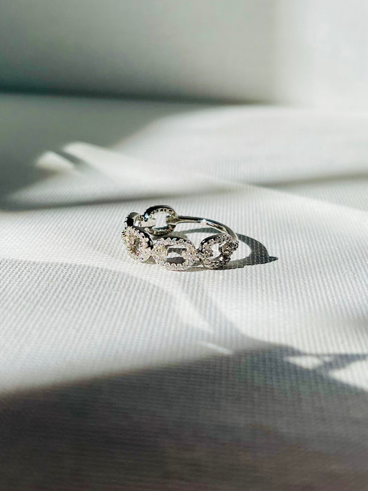 Anillo Plateado Zircones Eslabones
