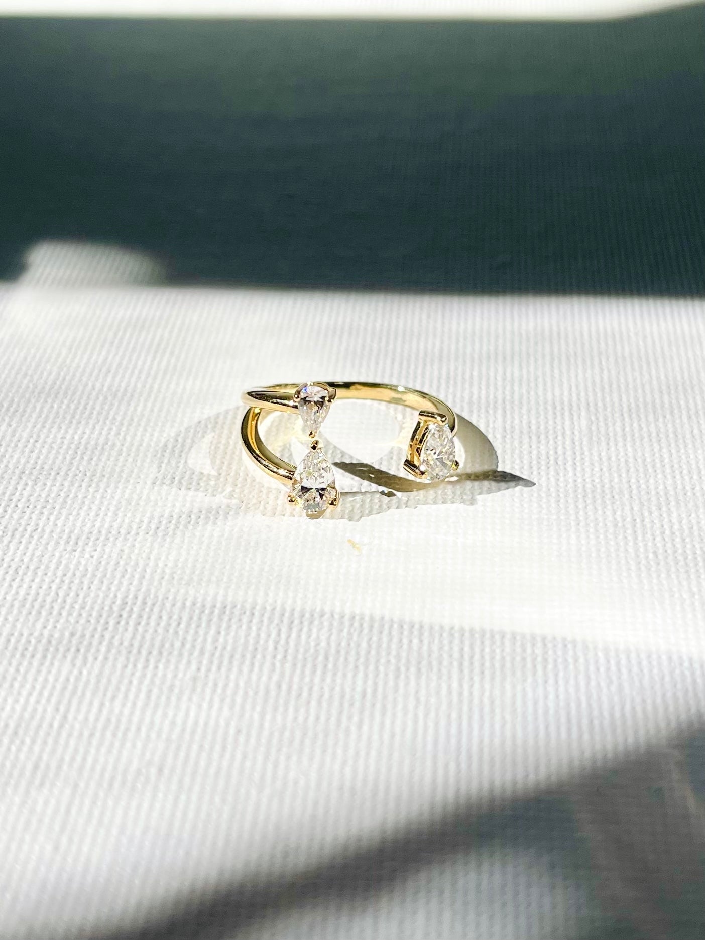Anillo Zircones Gota Abierto
