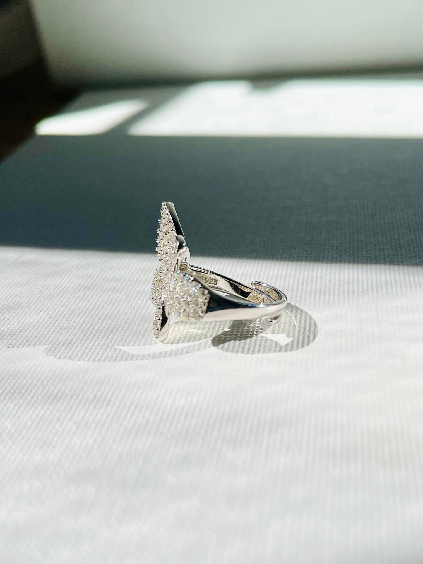 Anillo Zircones Pétalos