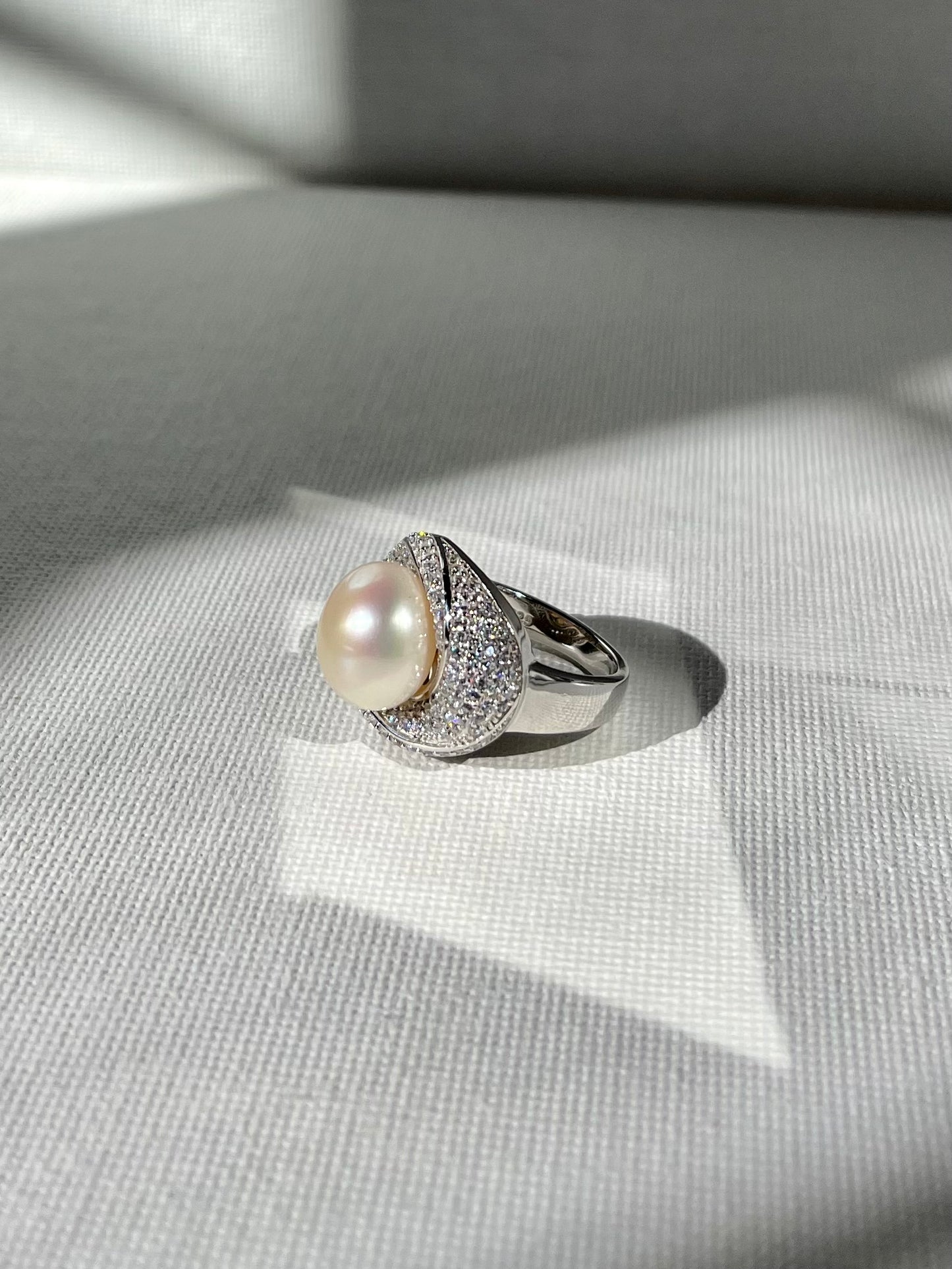 Anillo Plateado Perla Zircones