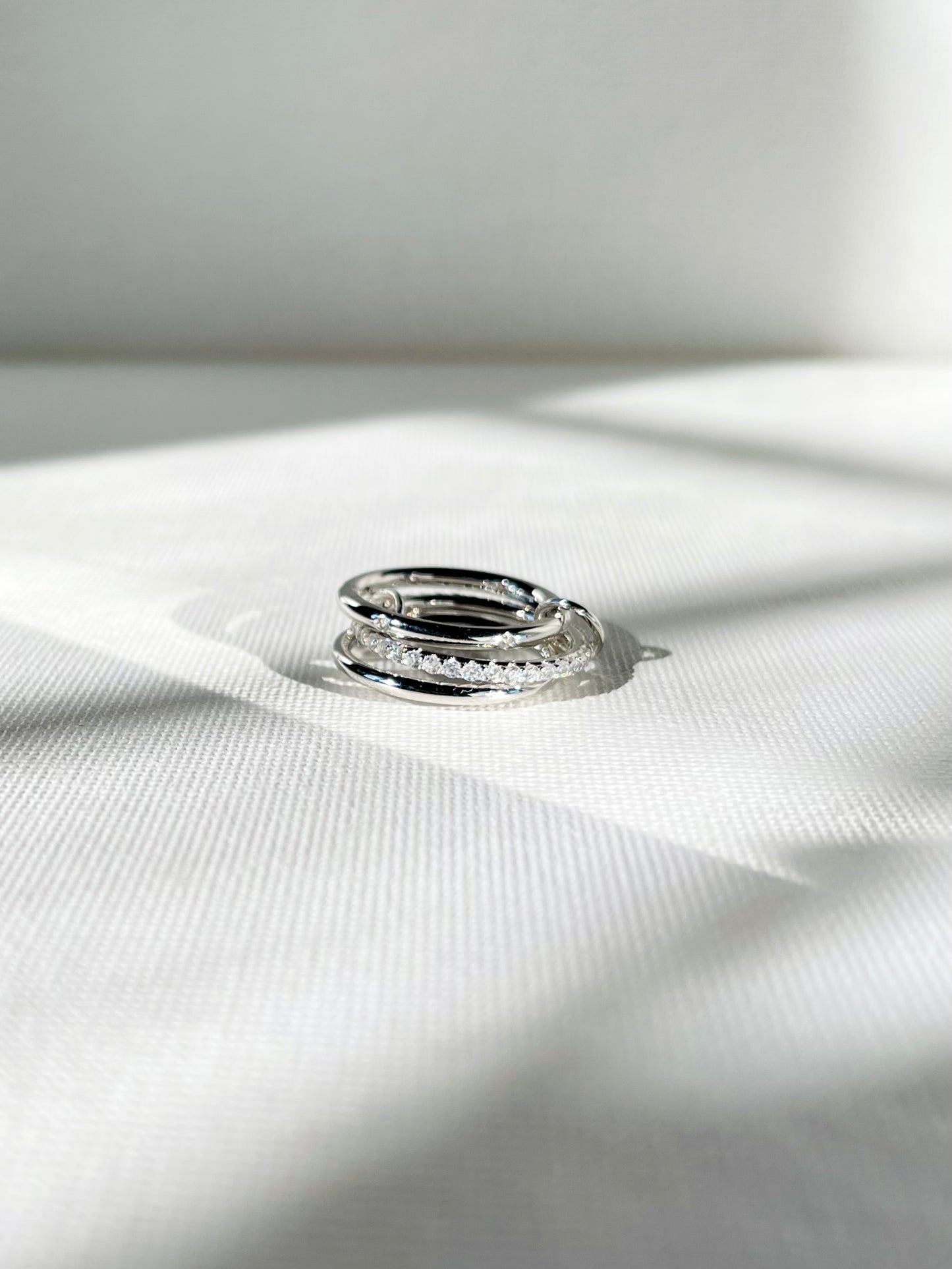 Anillo Plateado Zircones Bandas Unidas