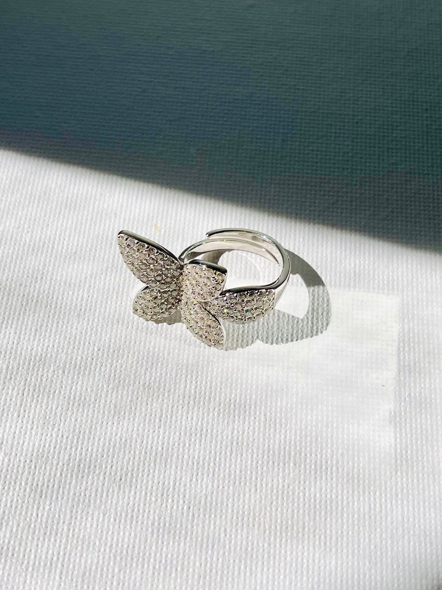 Anillo Zircones Pétalos