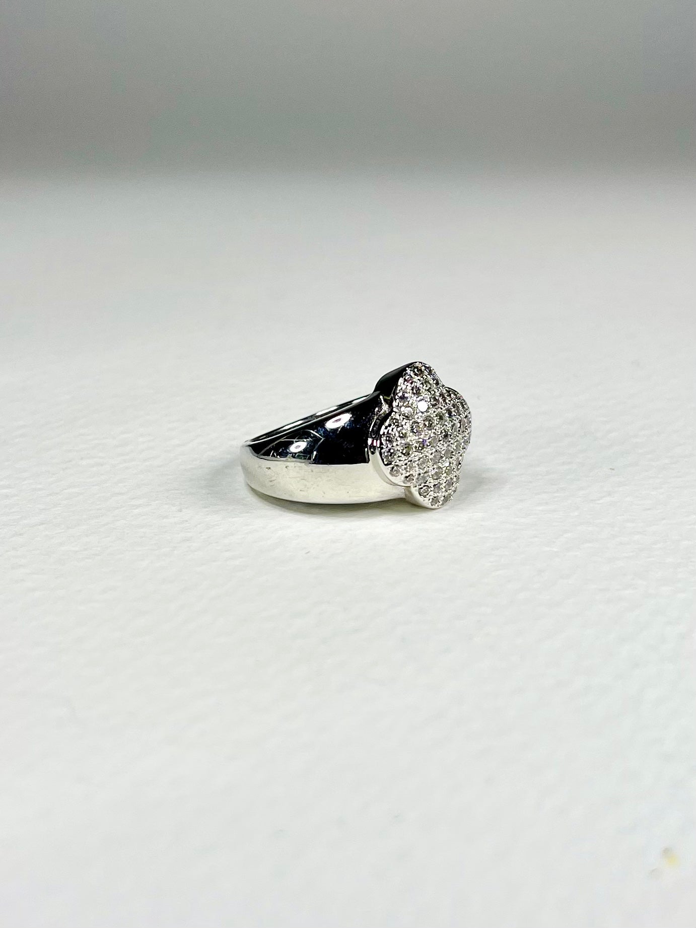 Anillo Plateado Zircones Flor