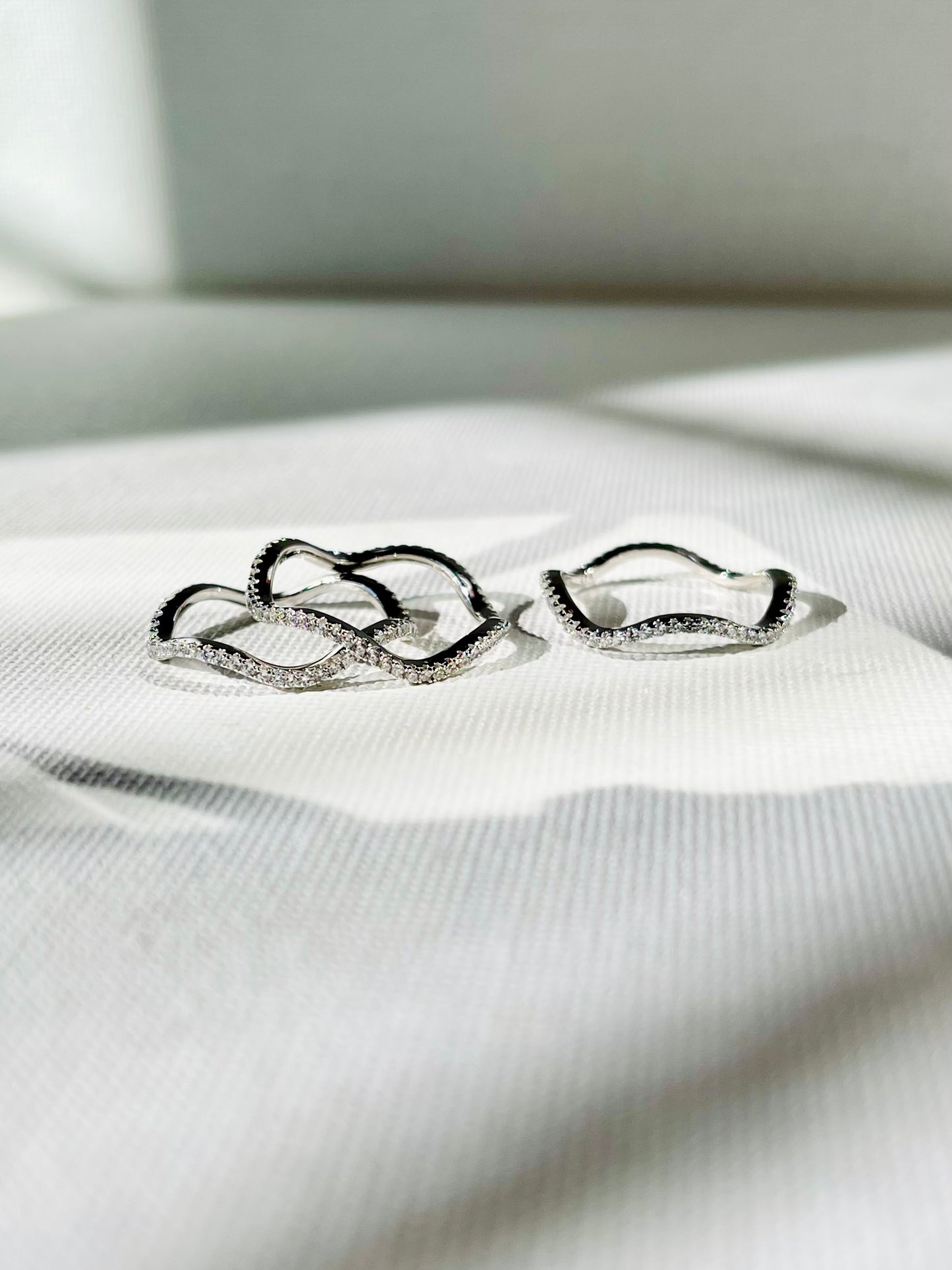 Anillo Zircones Banda Ondulada