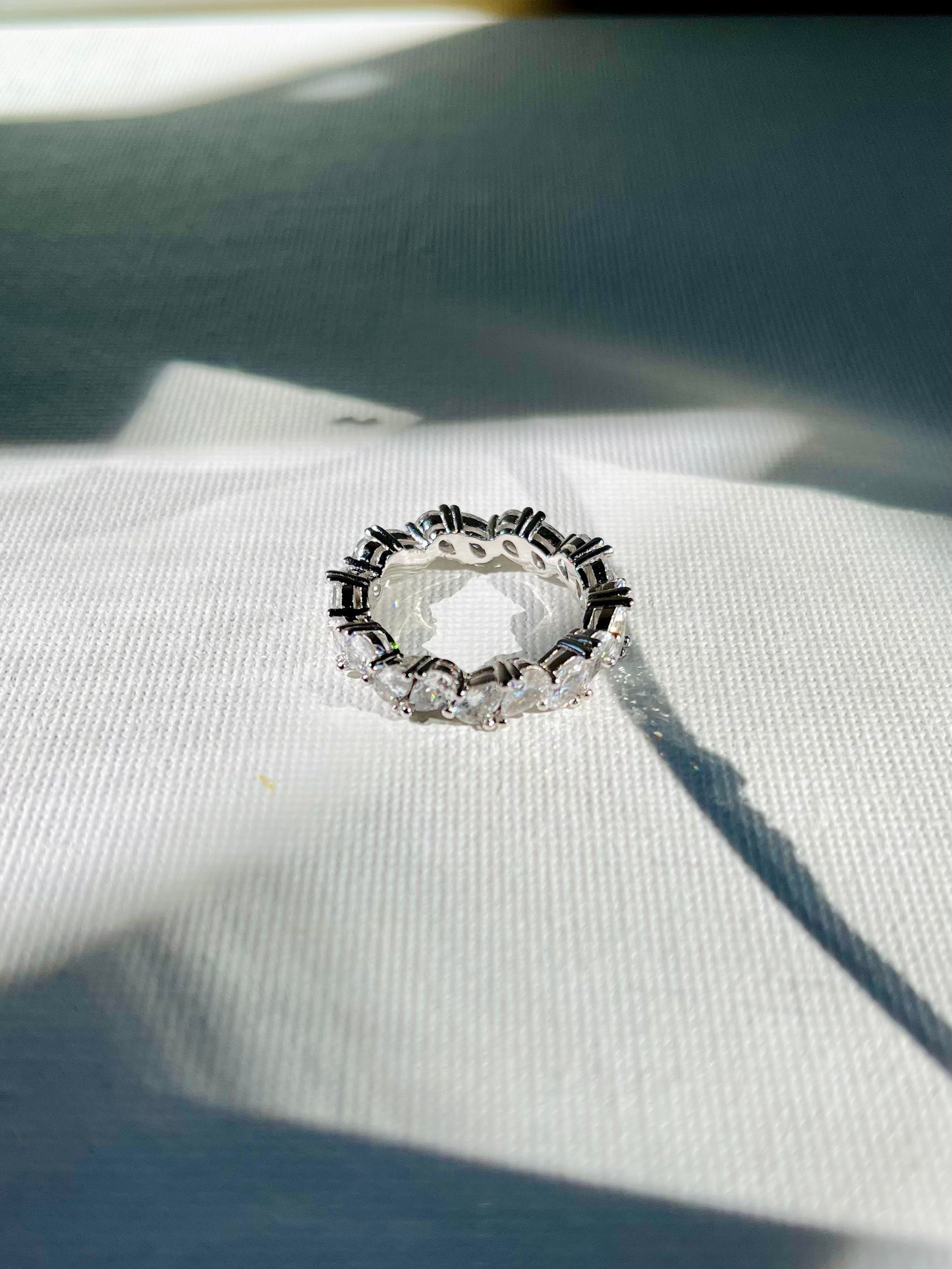 Anillo Banda Zircones Gota