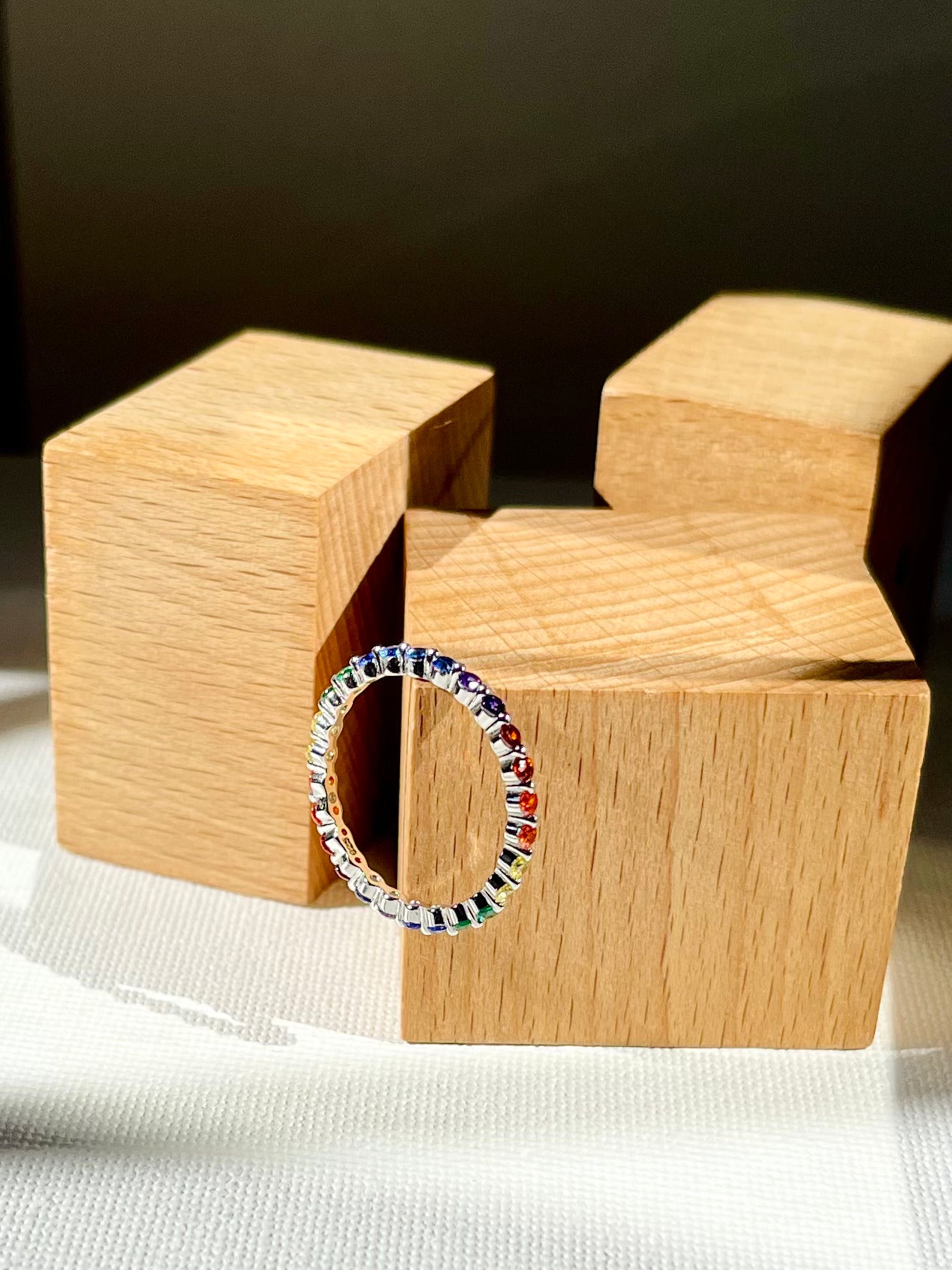 Anillo Zircones Colores Banda