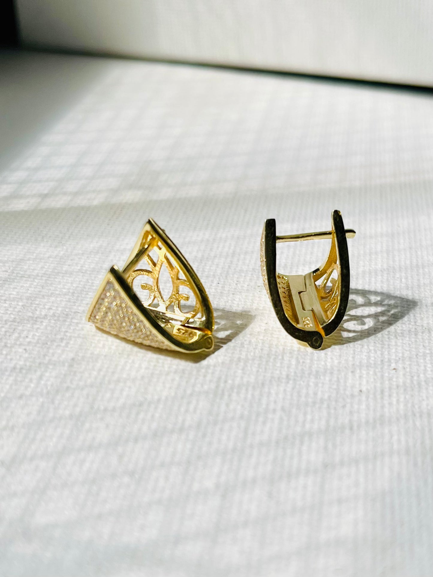 Arete huggie Zirconias