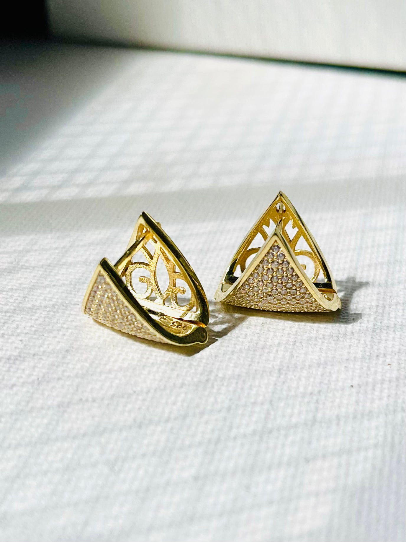 Arete huggie Zirconias