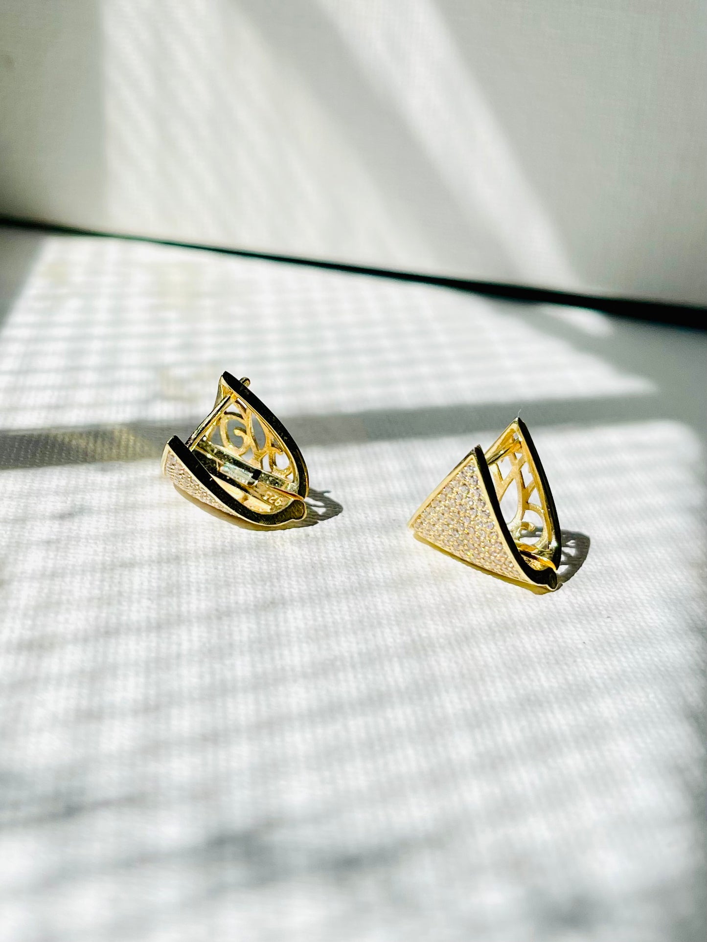 Arete huggie Zirconias