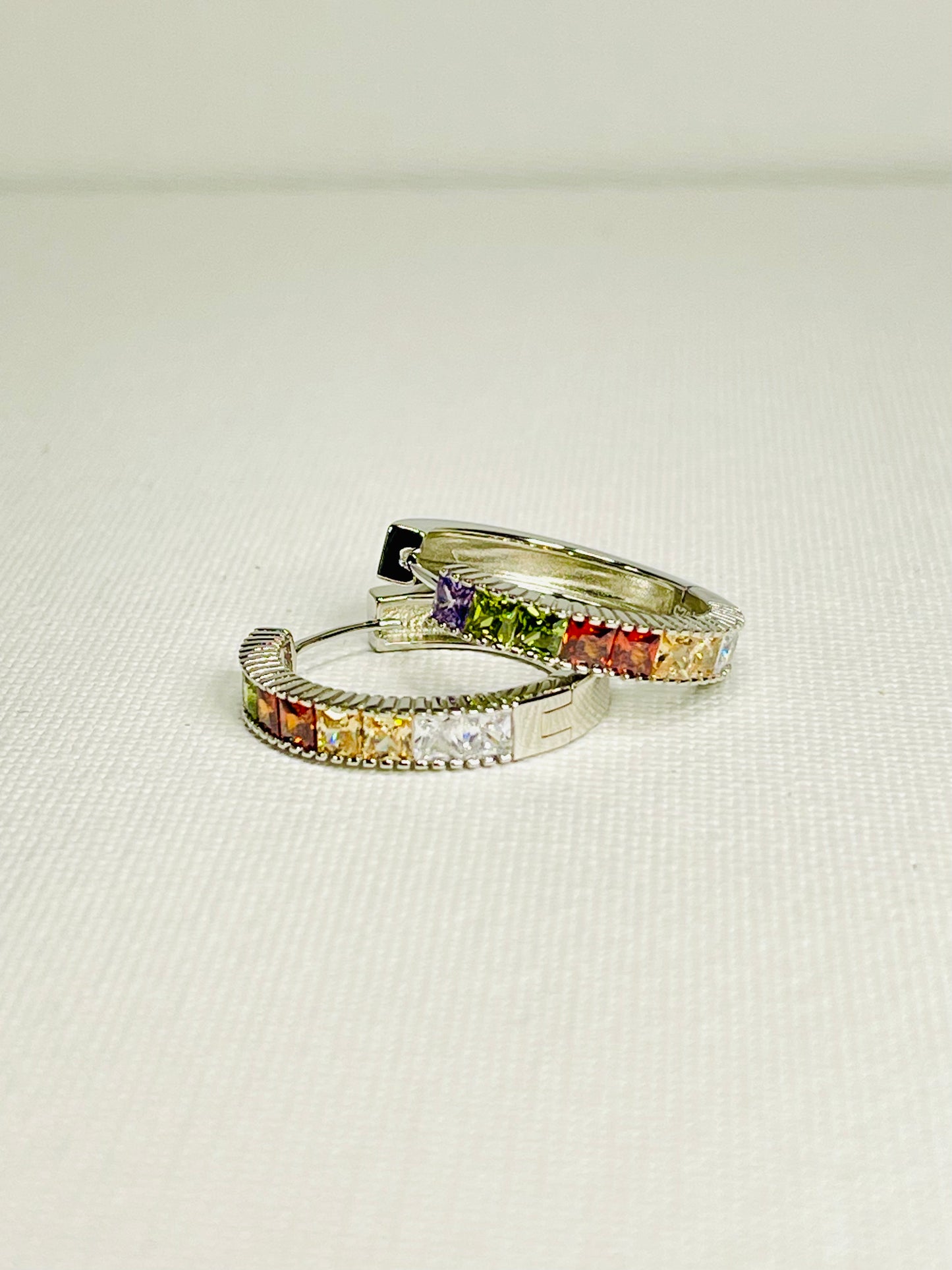 Arete huggie Zircón Cuadrado
