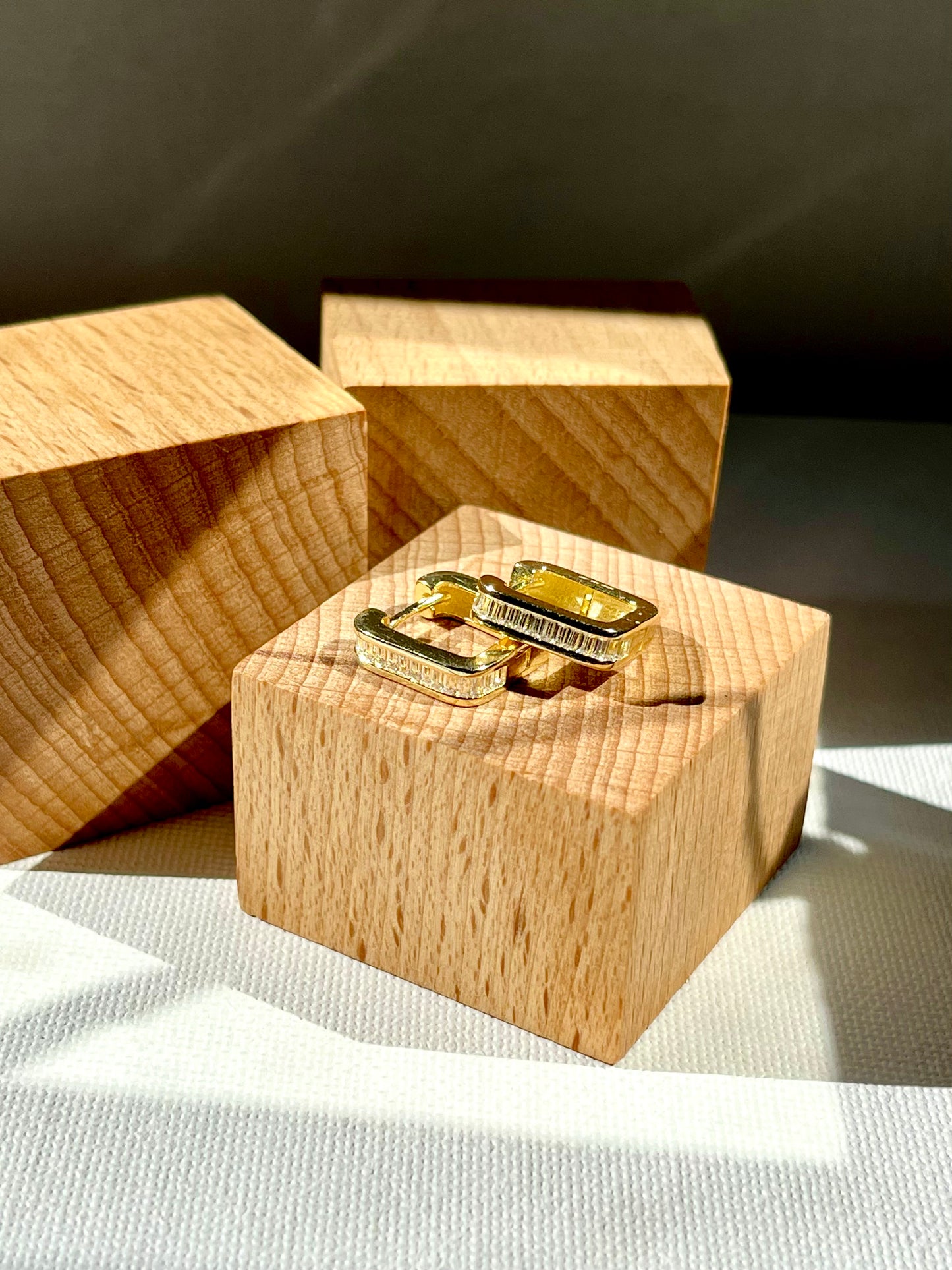 Arete Huggie Zircones Baguette
