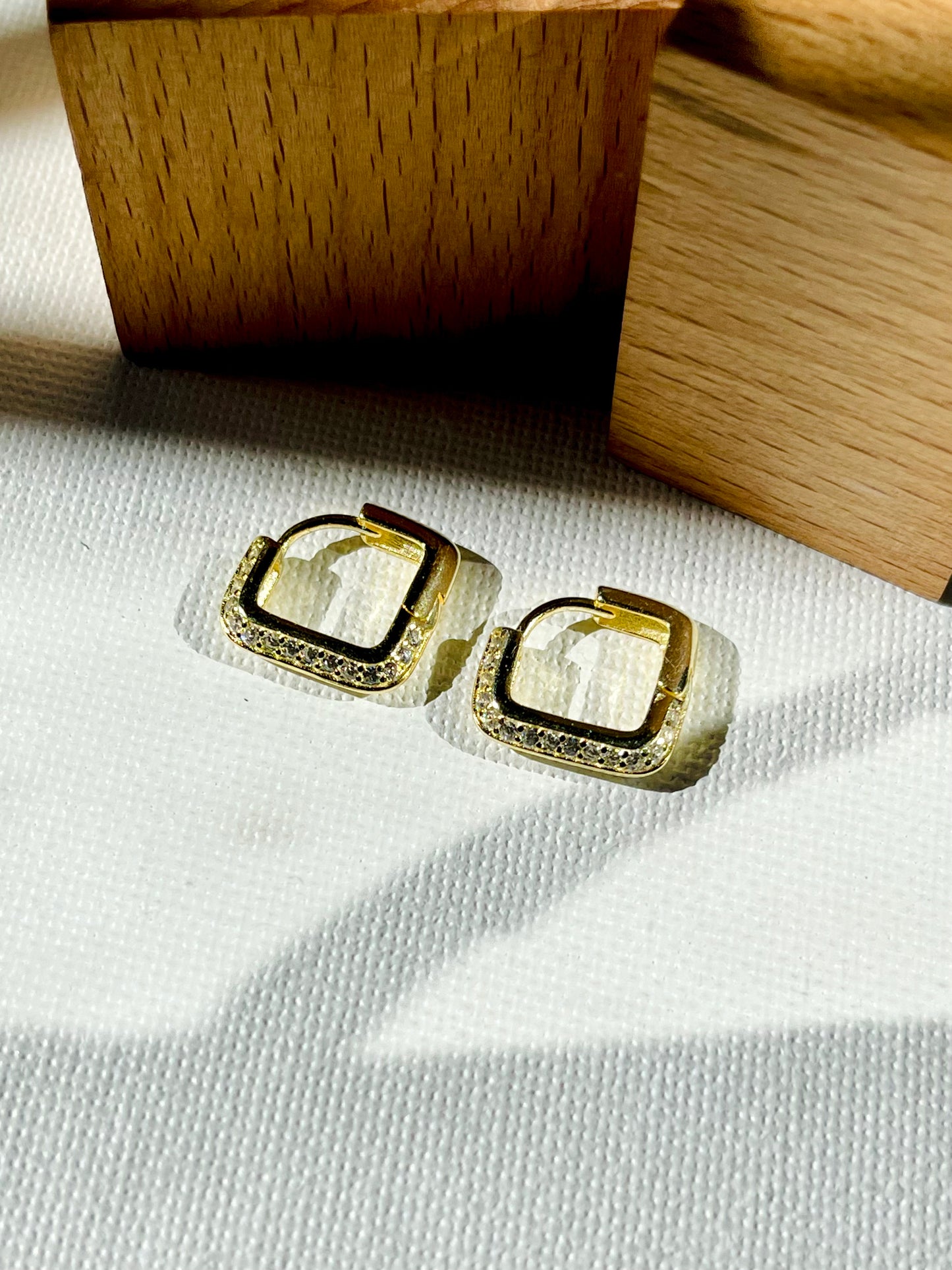 Arete Hugguie Zircones Cuadrado