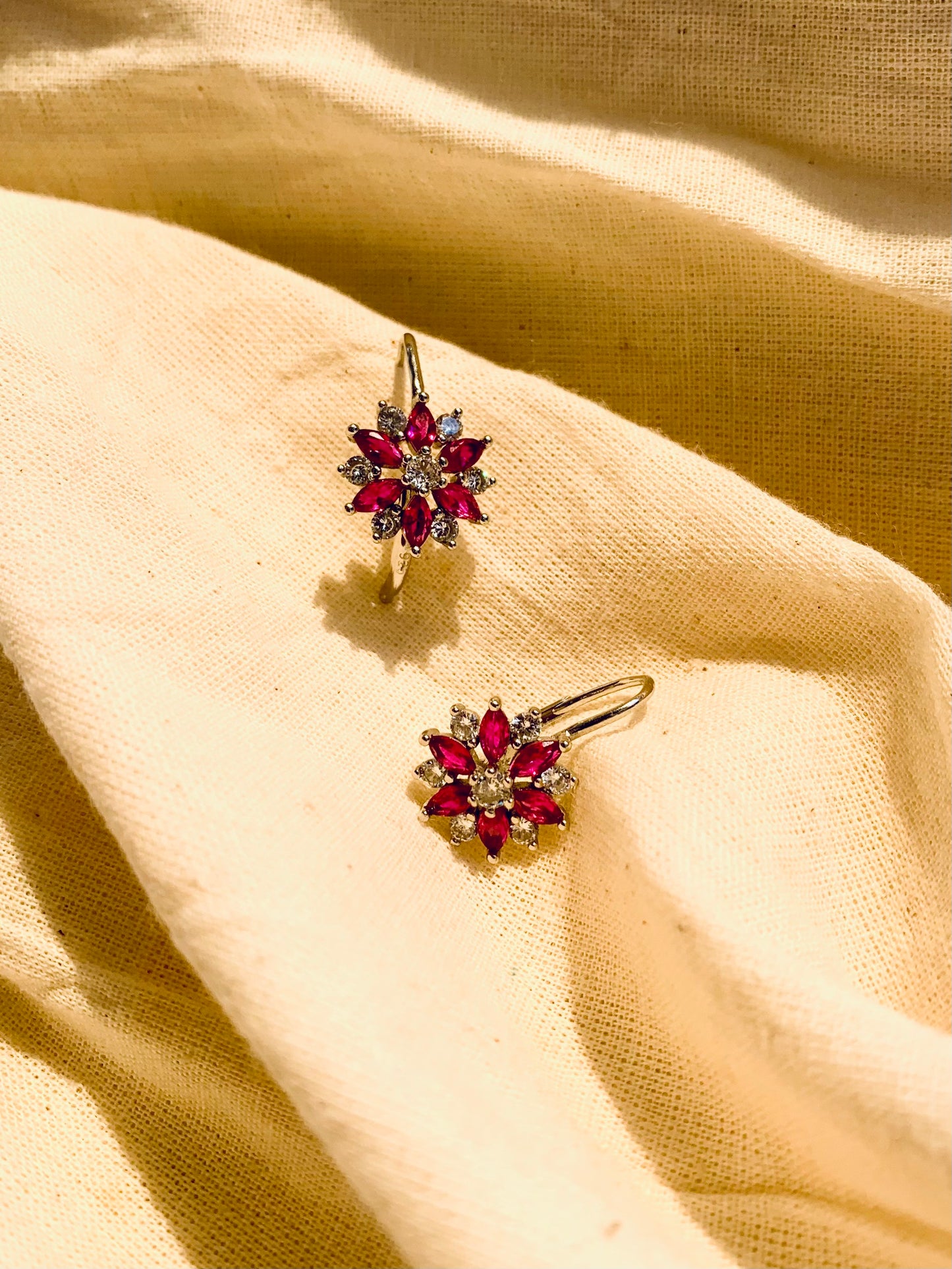 Arete Flor Zircones Rojos